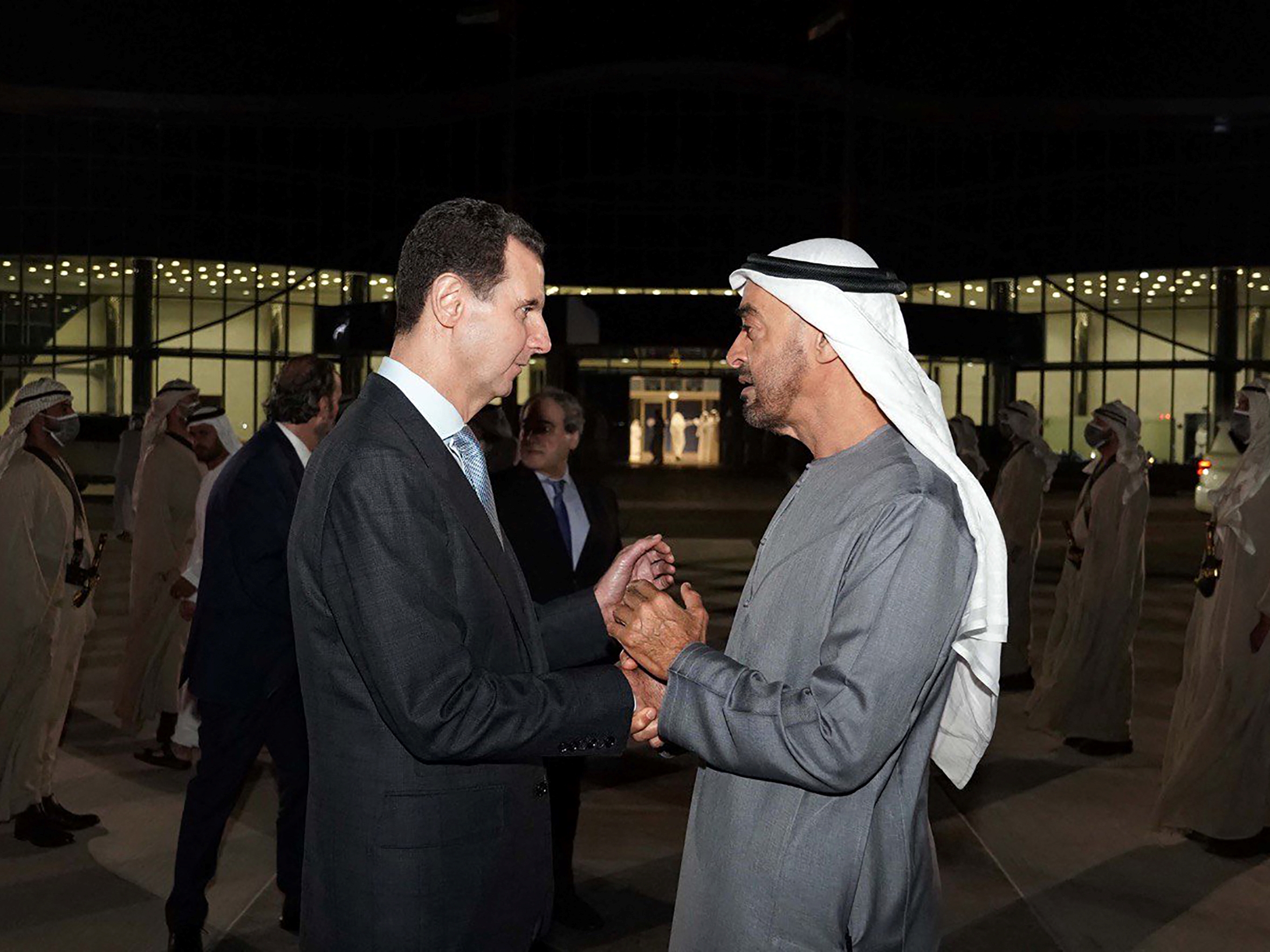 Presiden Suriah Bashar al-Assad (kiri) disambut oleh penguasa de facto UEA Sheikh Mohammed bin Zayed Al-Nahyan, di ibu kota Abu Dhabi.