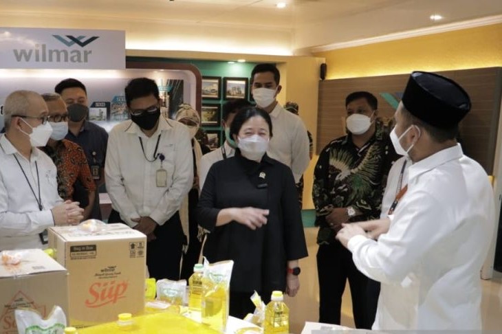 Ketua DPR RI, Puan Maharani (tengah)