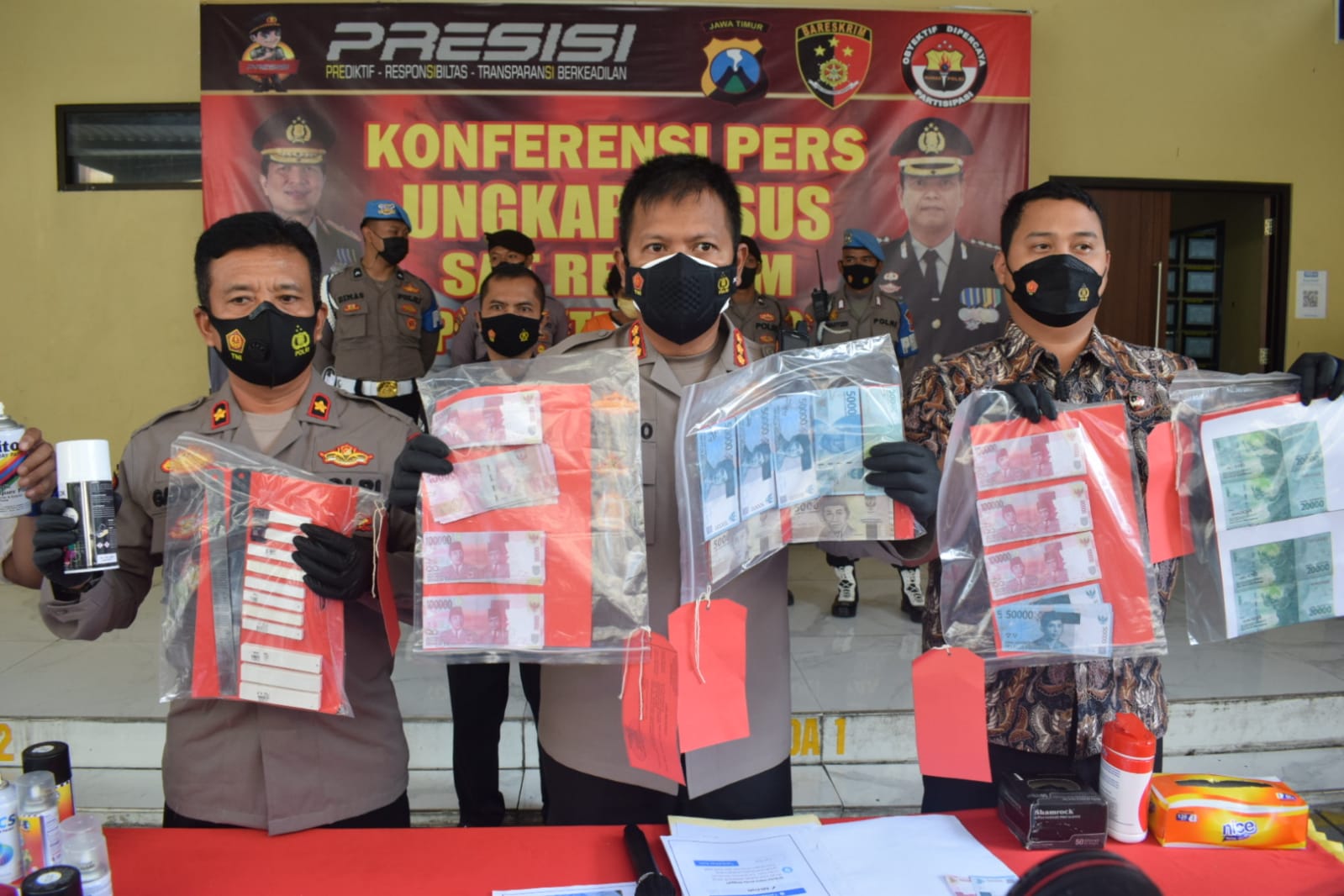 Polisi memperlihatkan bukti uang palsu yang dibuat tersangka A