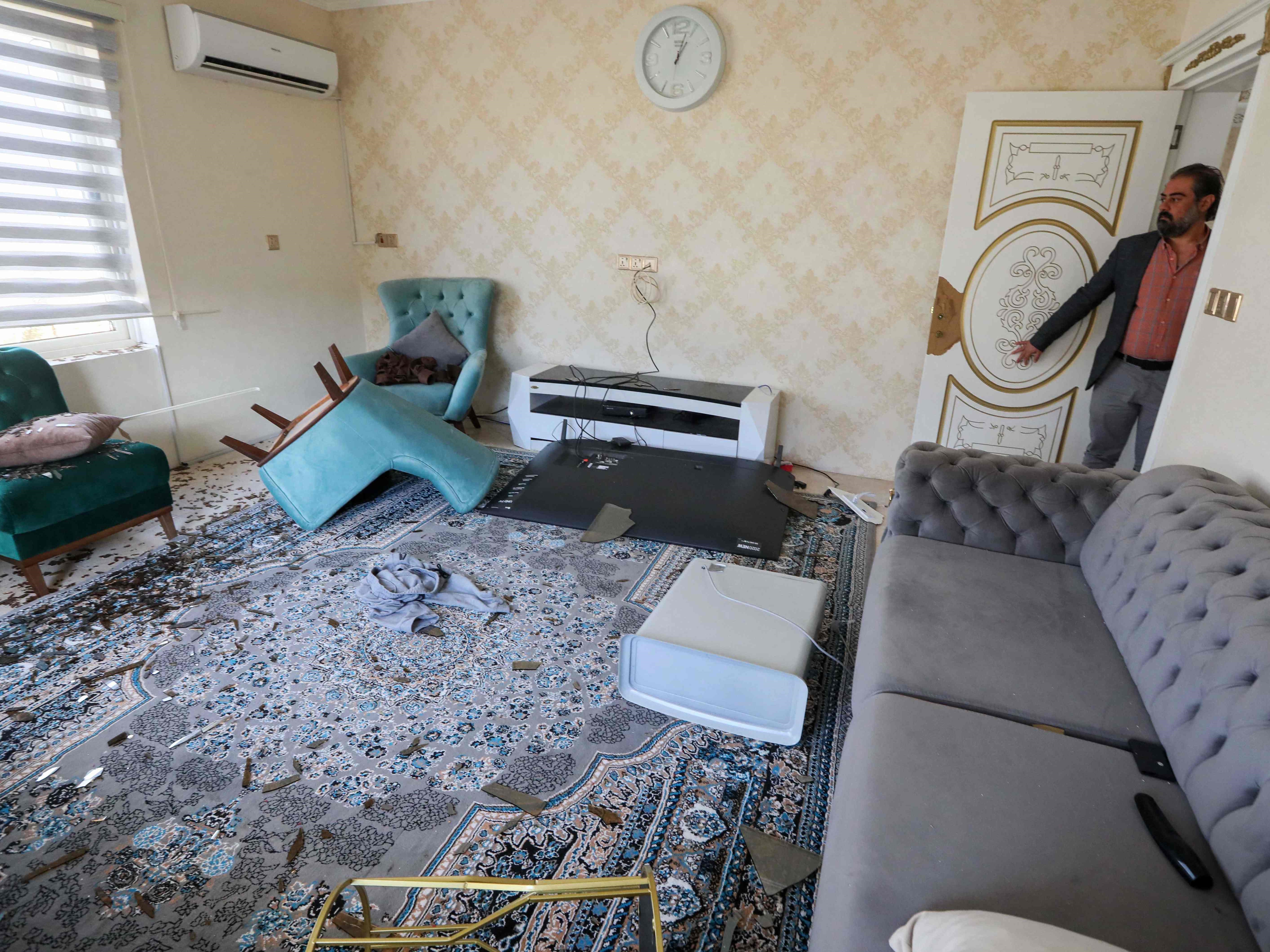 Seorang pria memeriksa kerusakan di rumah setelah serangan semalam di Arbil, ibu kota wilayah otonomi Kurdi Irak utara pada 13 Maret 2022.