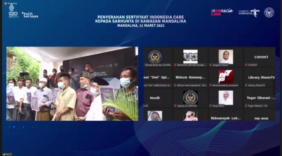 Penyerahan Sertifikat I Do Care pada 300 peserta program Sarhunta di kawasan Mandalika diselenggarakan hari ini, Jumat (11/3) secara hibrid.