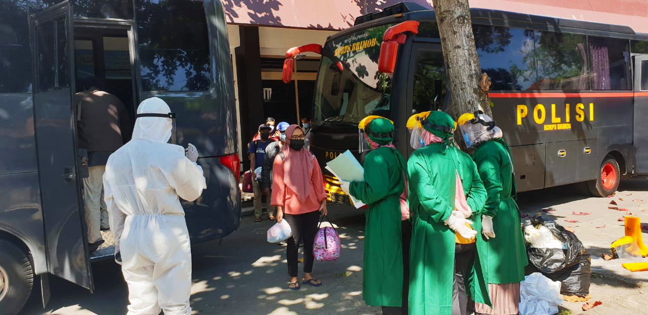 Evakuasi pasien yang terpapar covid-19 ke isolasi terpusat di Asrama Haji Donoyudan, Klaten.