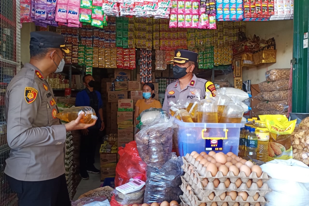 Kapolres Badung, Bali, Ajun Komisaris Besar Leo Dedy Defretes saat memimpin sidak minyak goreng, Rabu (16/3).