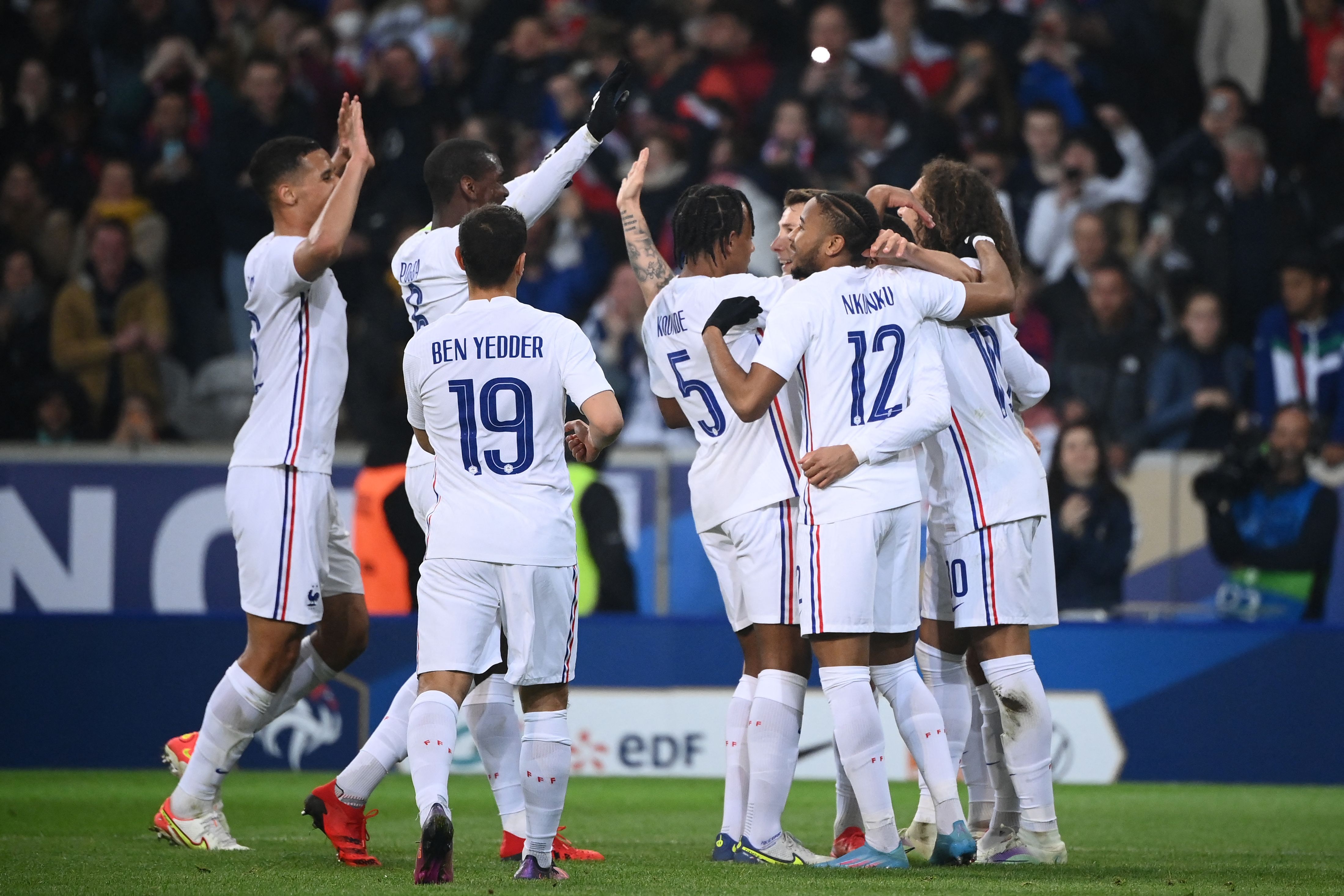 Para pemain Prancis melakukan selebrasi usai mencetak gol ke gawang Afrika Selatan di laga persahabatan.