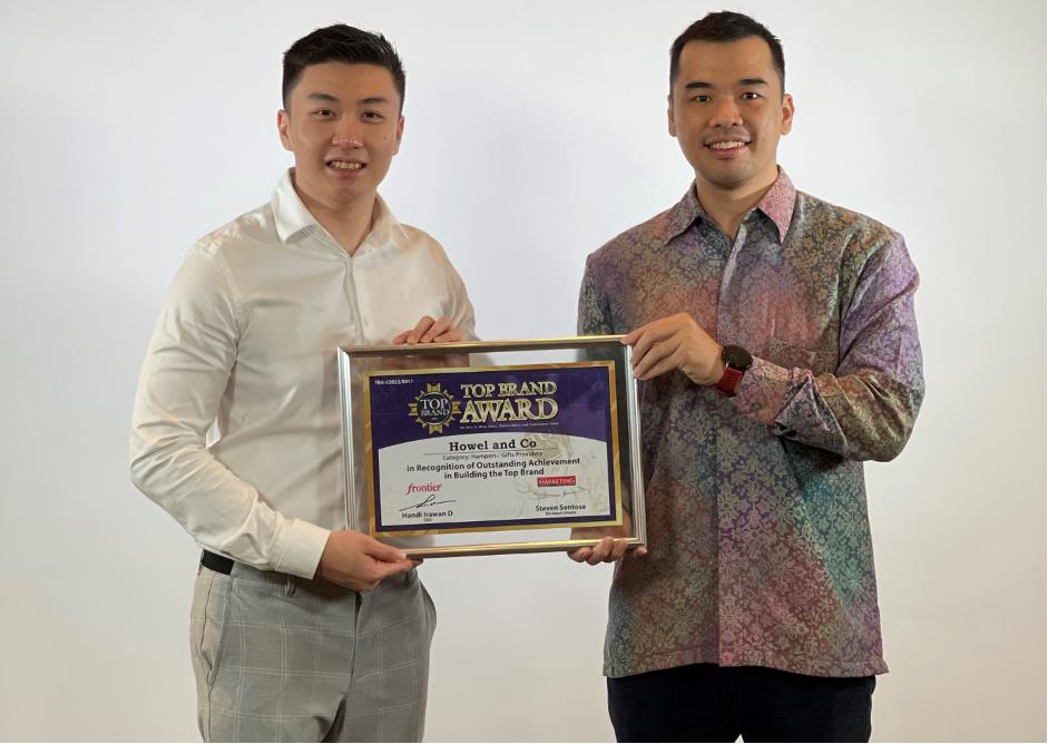  Founder Howel and Co, Wilson Gunawan (kanan) menerima Top Brand Award 2022.