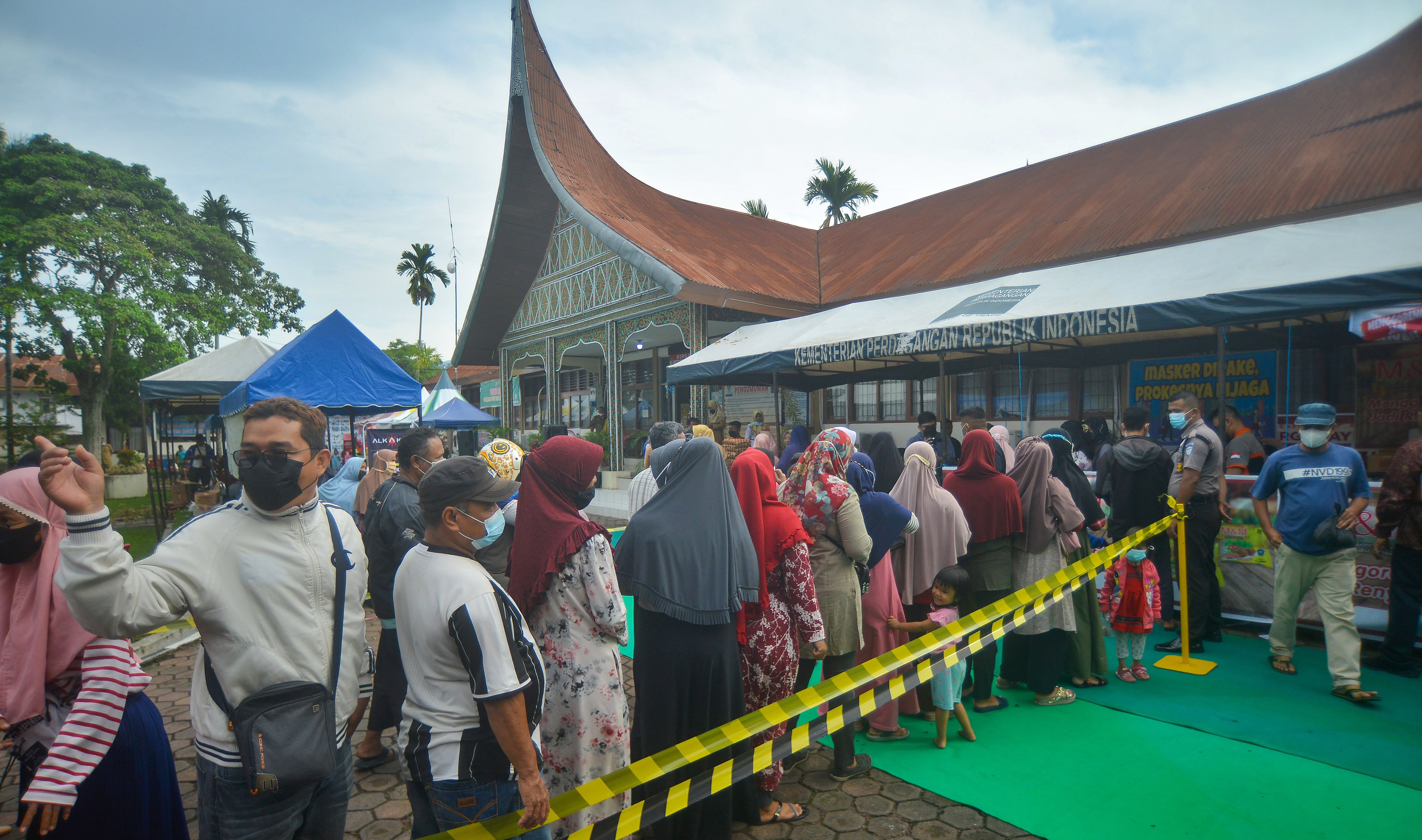 Operasi Pasar Minyak Goreng di Padang, Sumbar