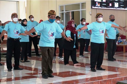 Mahasiswa UNS menarikan Beksan Smarasanta dalam gelaran WDE 4.6 yang menarik minat 44 negara, di Kampus UNS, Rabu (30/3) sore. 