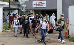 Pasien yang sudah sembuh dari covid-19 diizinkan pulang dari RS Darurat Wisma Atlet Kemayoran Jakarta.