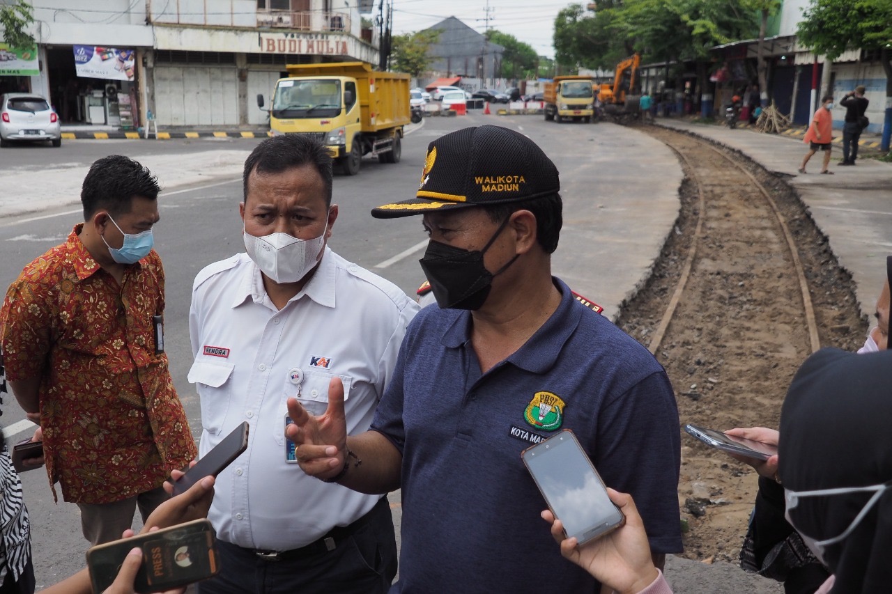 Wali Kota Madiun Maidi diwawancarai wartawan terkait pembangunan Resto KA di Kota Madiun.  