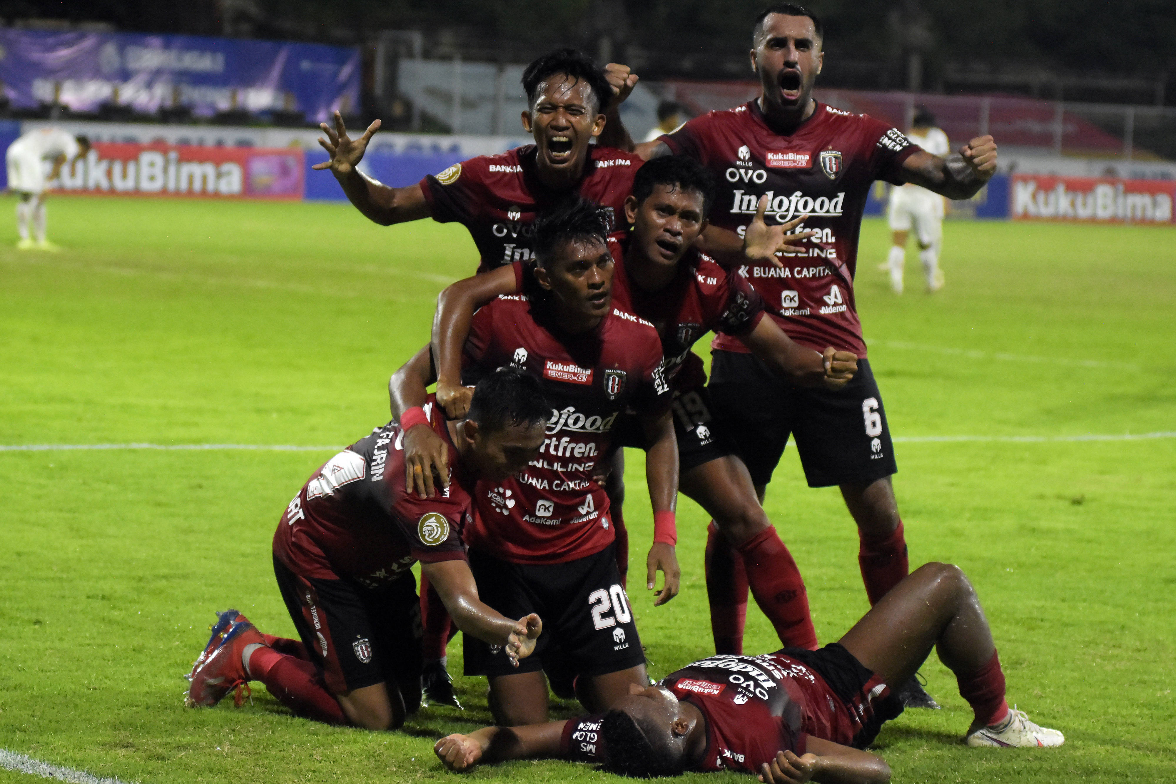 Para pemain Bali United melakukan selebrasi usai mencetak gol ke gawang Persija di laga Liga 1, Minggu (6/3).