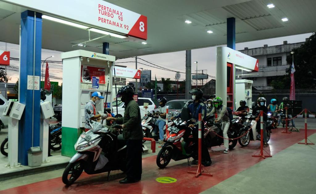 Situasi di salah satu SPBU. Saat ini, harga minyak mentah dunia sudah menembus US$120 per barel.