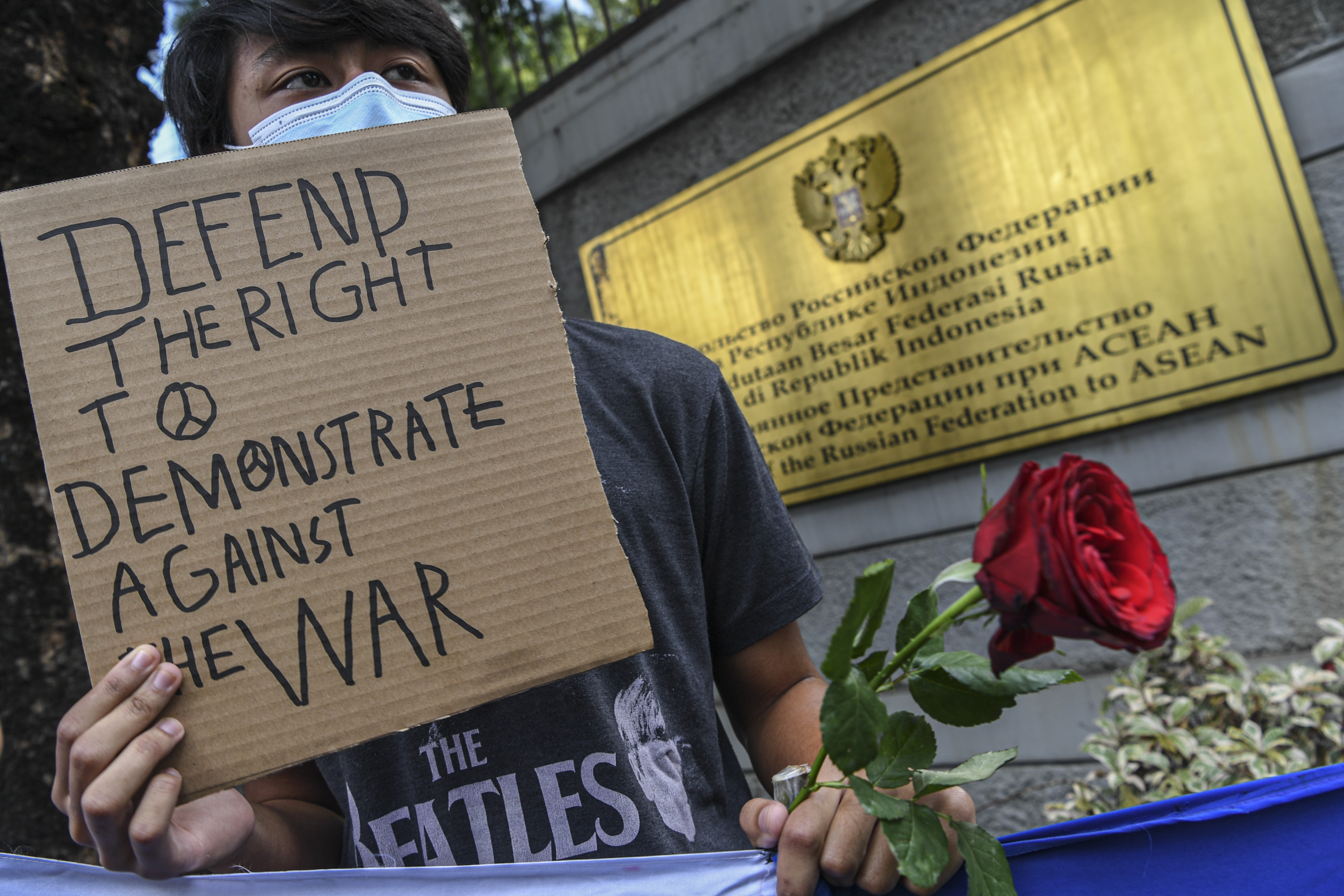 Seruan untuk menyetop invasi Rusia terhadap Ukraina dan mewujudkan perdamaian di depan Kedutaan Besar Rusia di Jakarta, Jumat (4/3/).