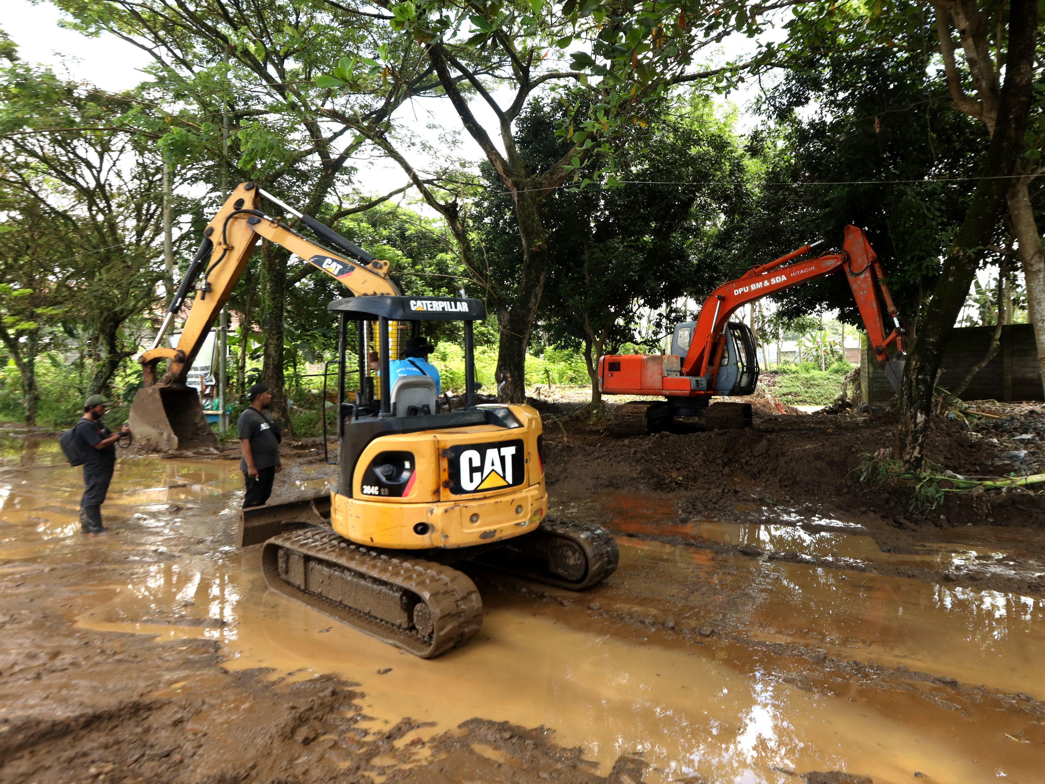 Jembatan Hanyut Diterjang Banjir, 37 Keluarga Desa Manggisan Terisolasi