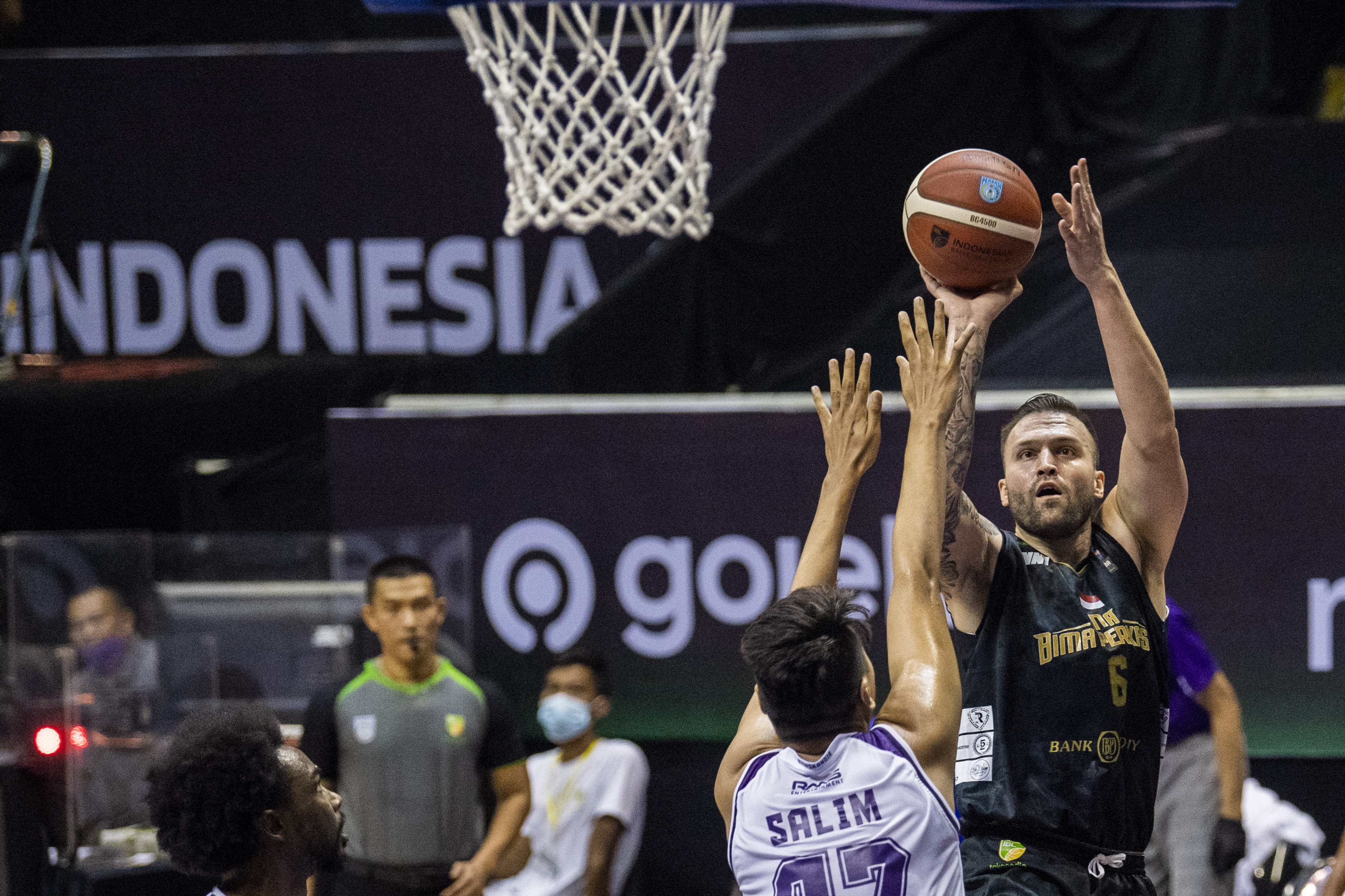 Pebasket DNA Bima Perkasa Jogja David Tanner Atkinson (kanan) mencoba melakukan tembakan dalam ajang IBL 2022.