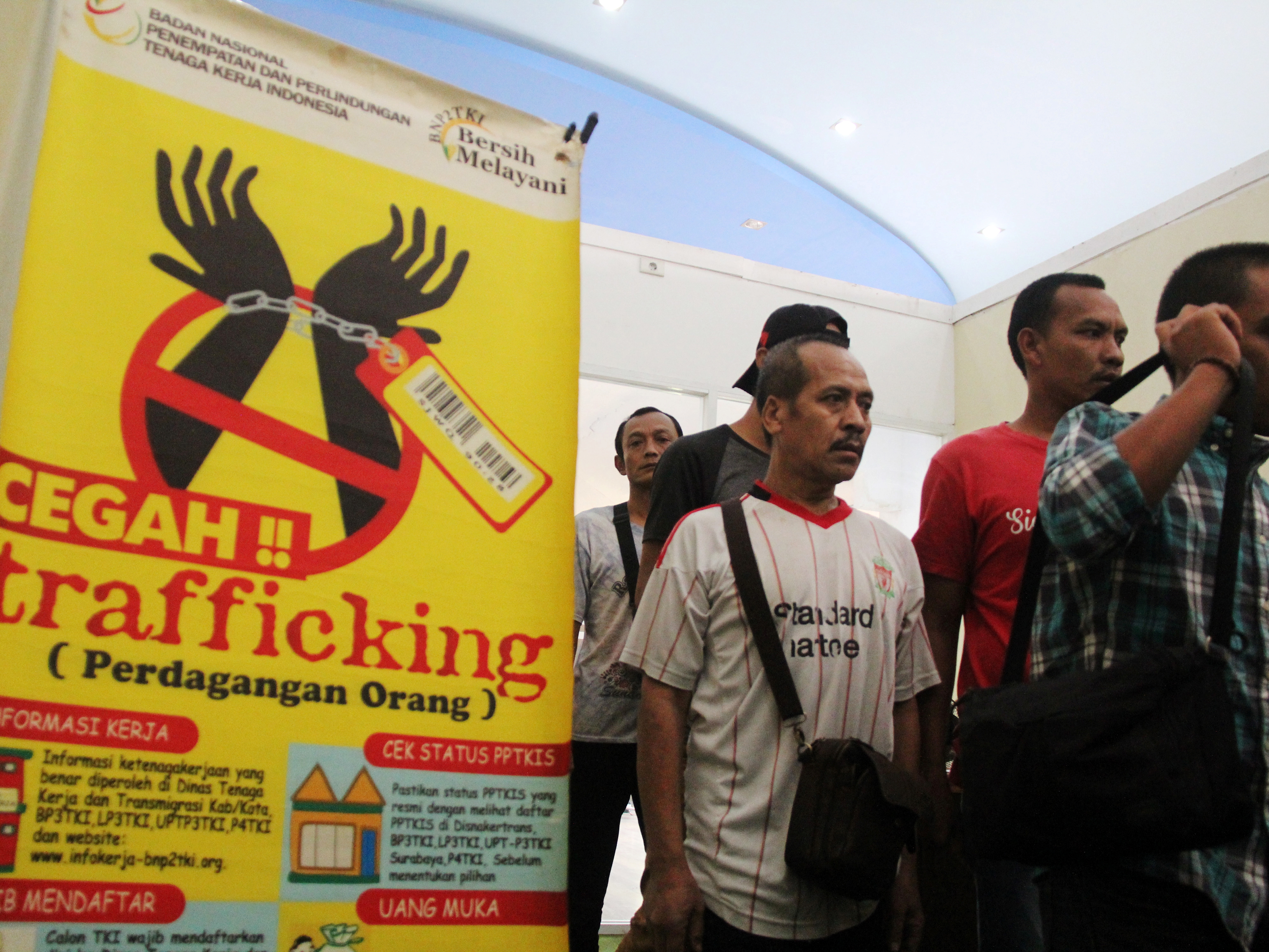 Sejumlah pekerja migran ilegal yang baru tiba setelah dideportasi dari Malaysia.