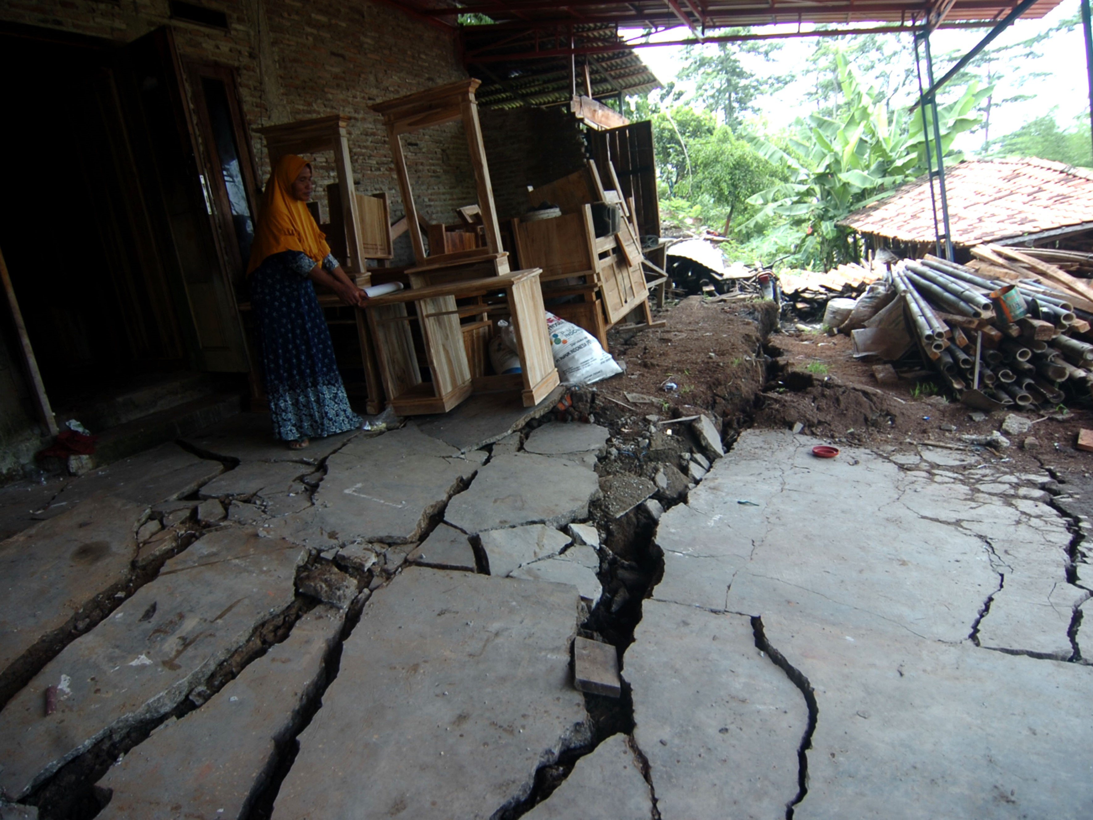 Ilustrasi tanah bergerak.