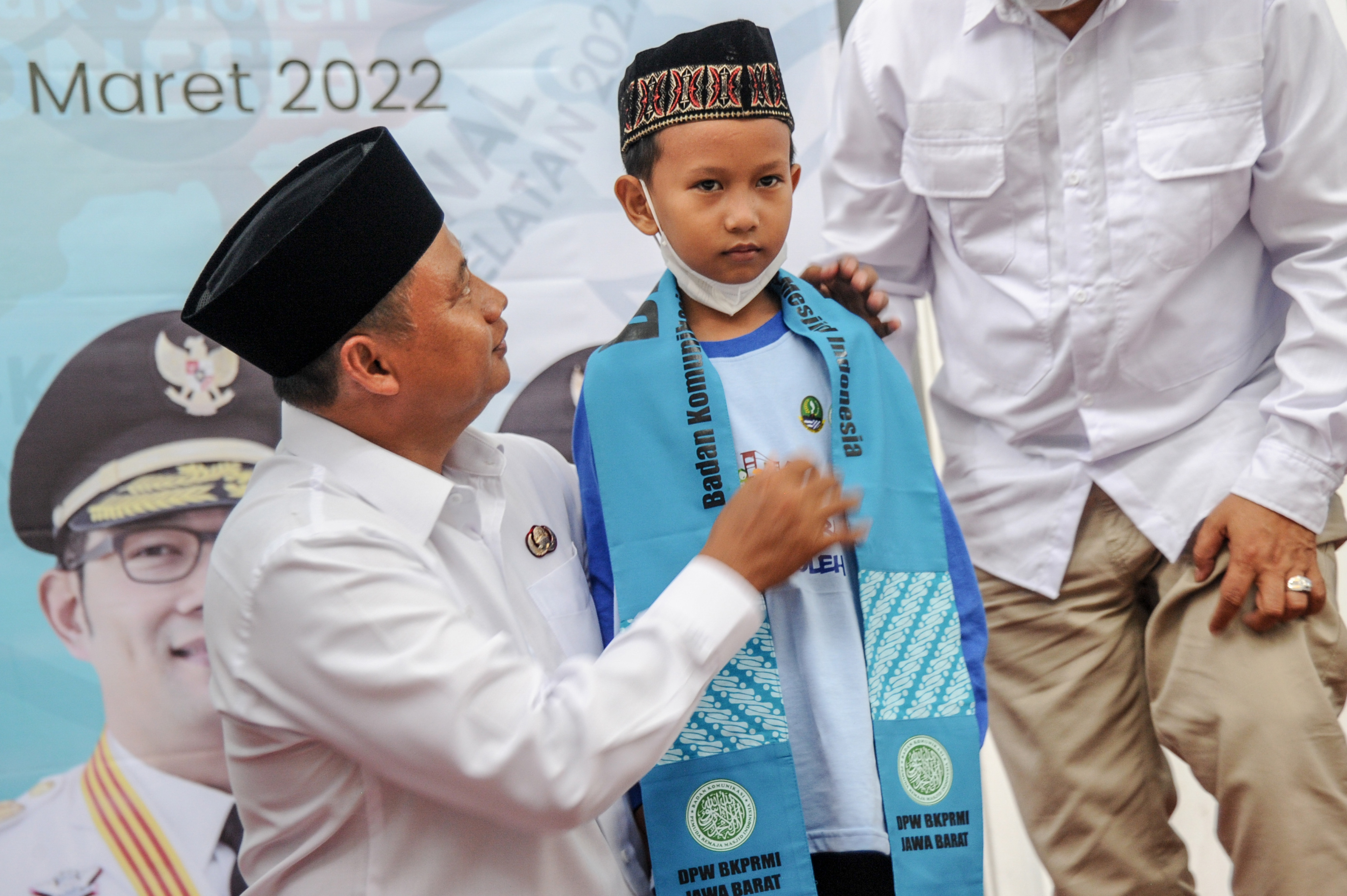 Wakil Gubernur Jawa Barat Uu Ruzhanul Ulum bersama seorang santri cilik