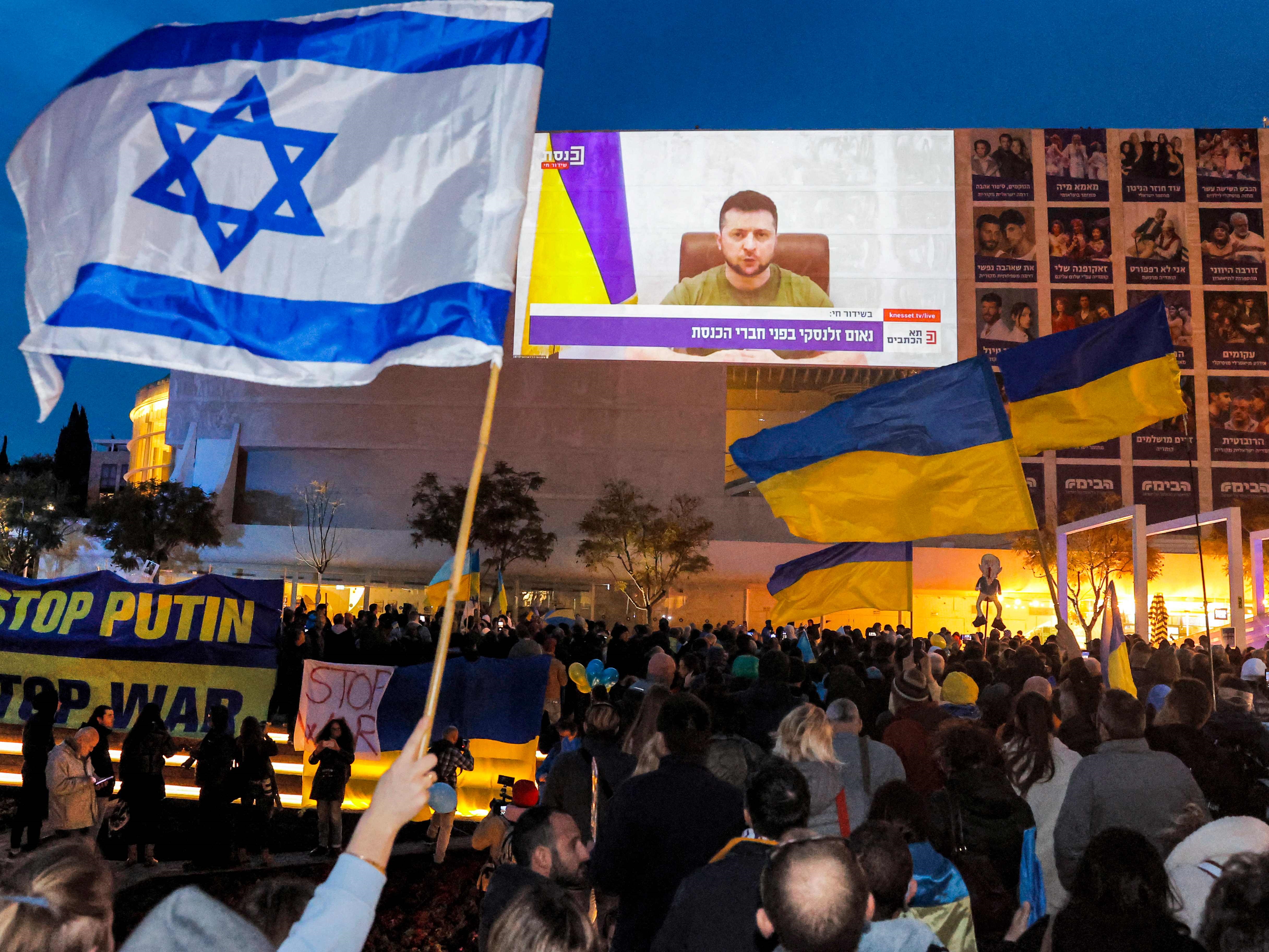Demonstran berkumpul di Habima Square, pusat kota pesisir Mediterania Tel Aviv, Minggu (20/3), untuk menghadiri pidato Presiden Ukraina.