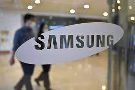 Logo Samsung terlihat di sebuah showroom di Seoul, Korsel.  