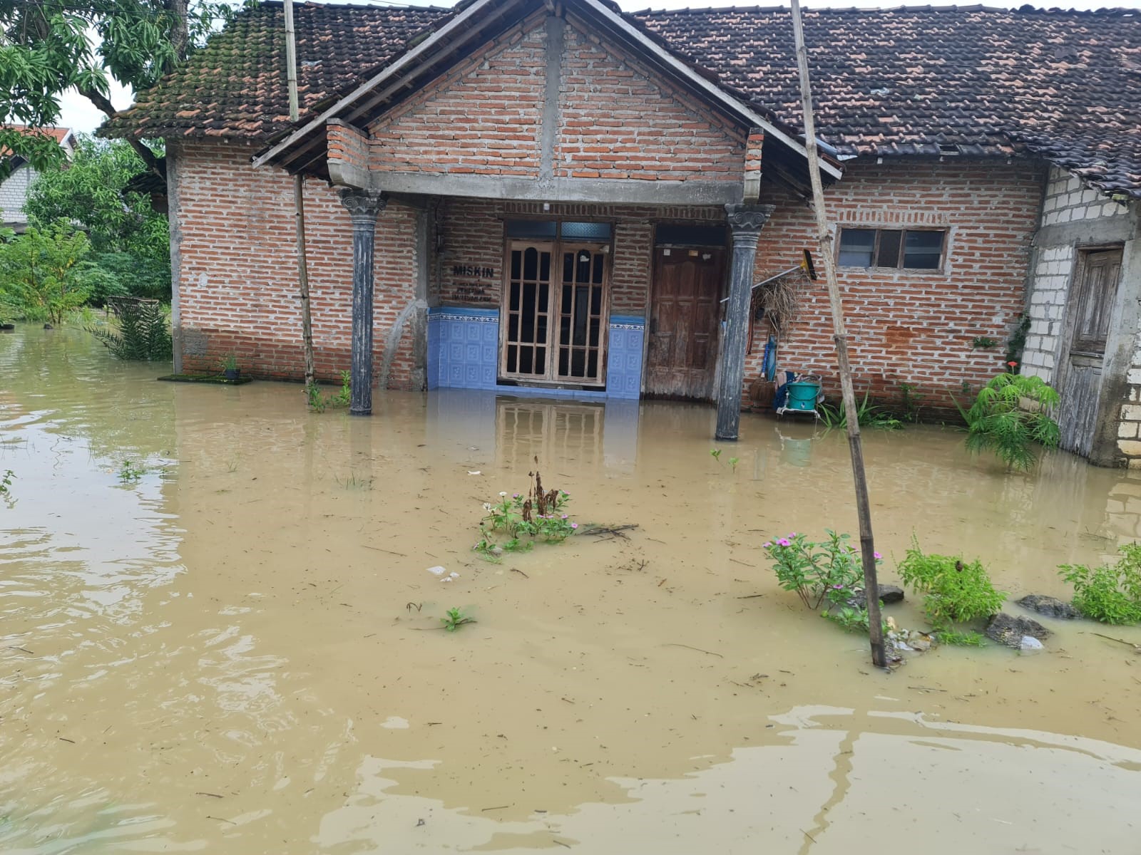 Banjir merendam rumah warga di Desa Ketitang Wetan, Kecamatan Batangan, Kabupaten Pati, Selasa (8/3/2022). 