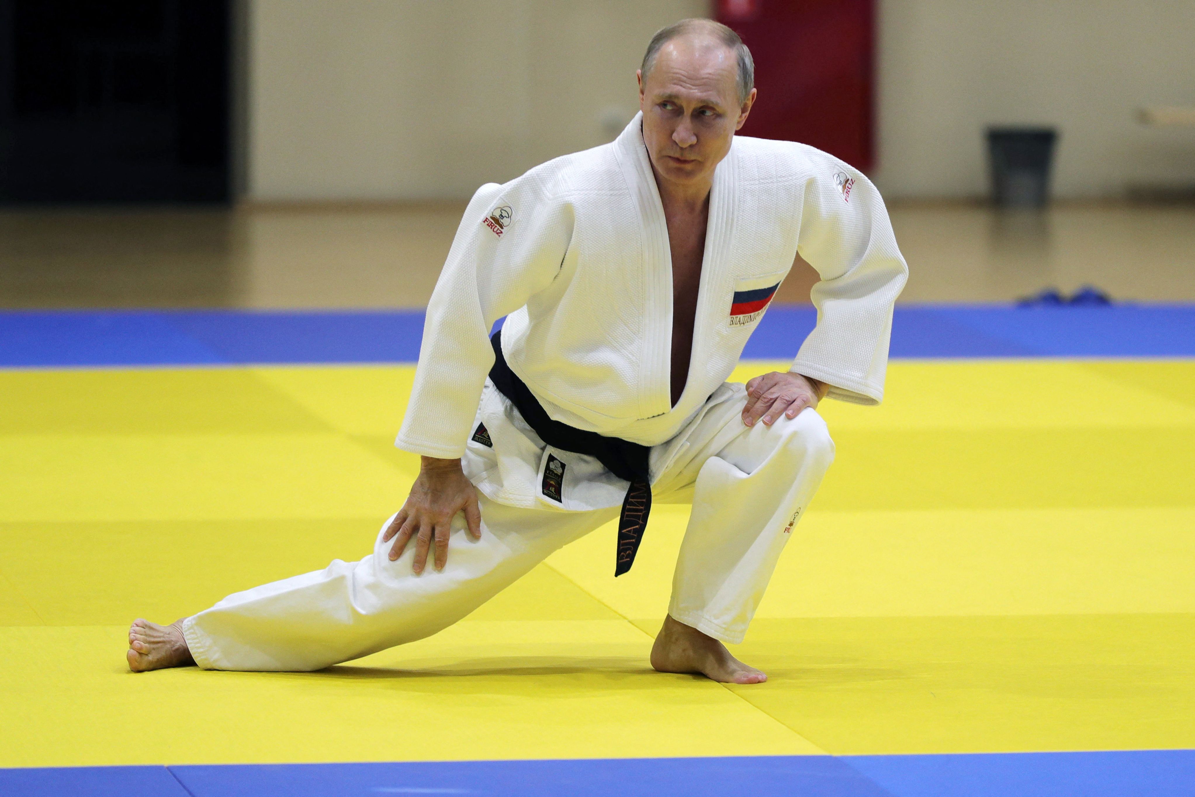 Presiden Rusia Vladimir Putin saat berpartisipasi dalam kompetisi judo.