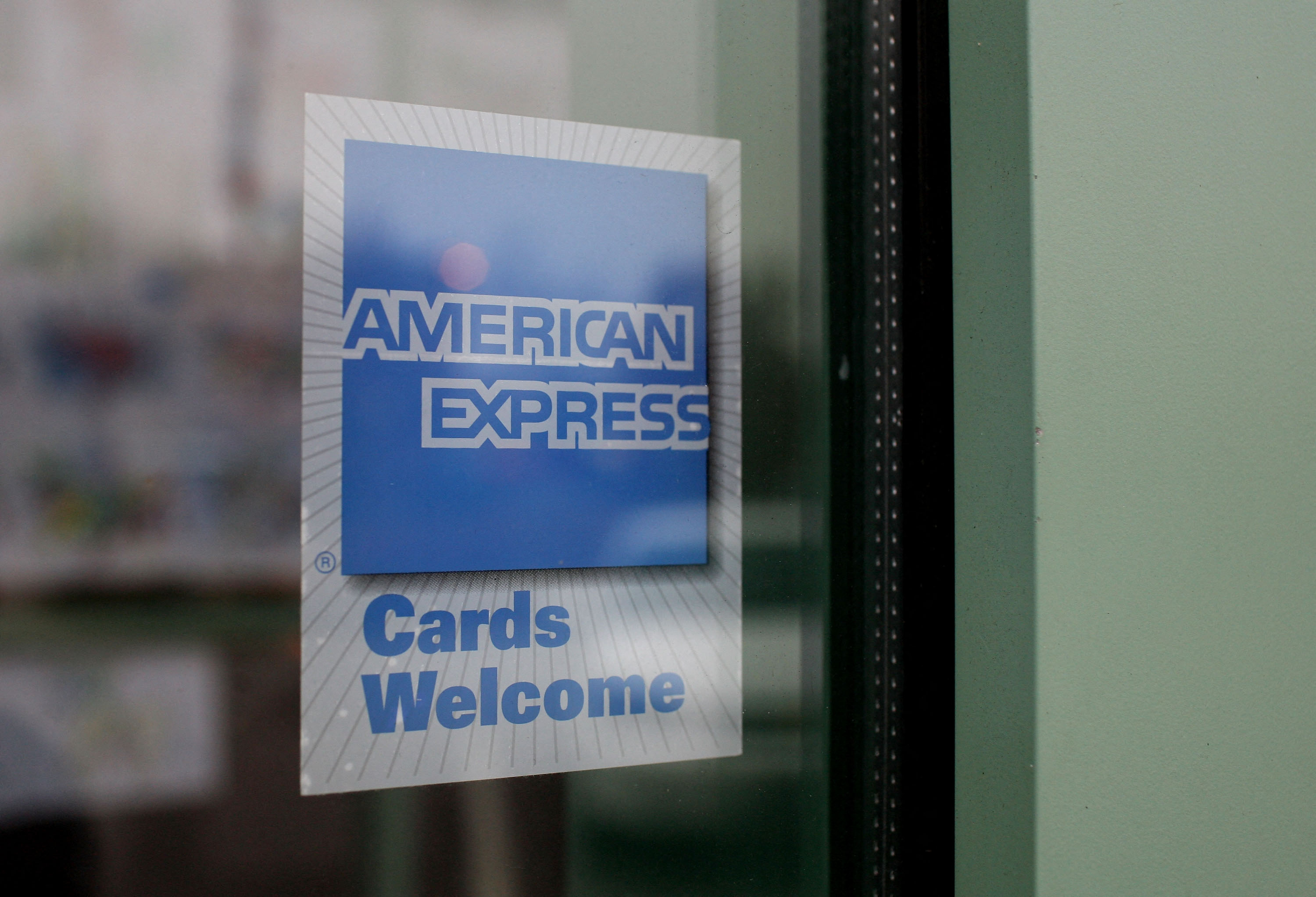 Logo American Express terlihat di sebuah restoran di AS.