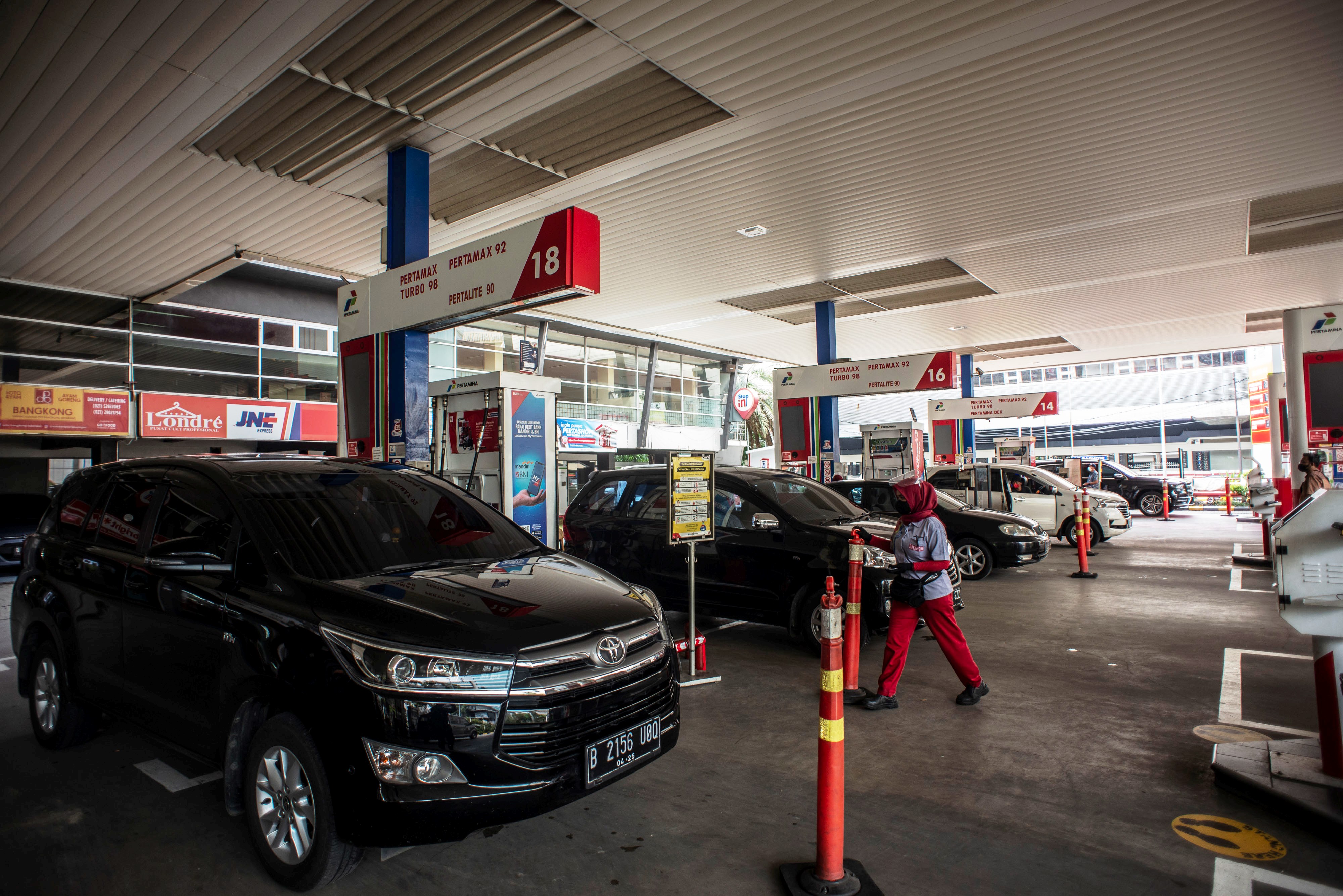 Sejumlah kendaraan mengisi bahan bakar minyak (BBM) di SPBU Pertamina, Kuningan, Jakarta.