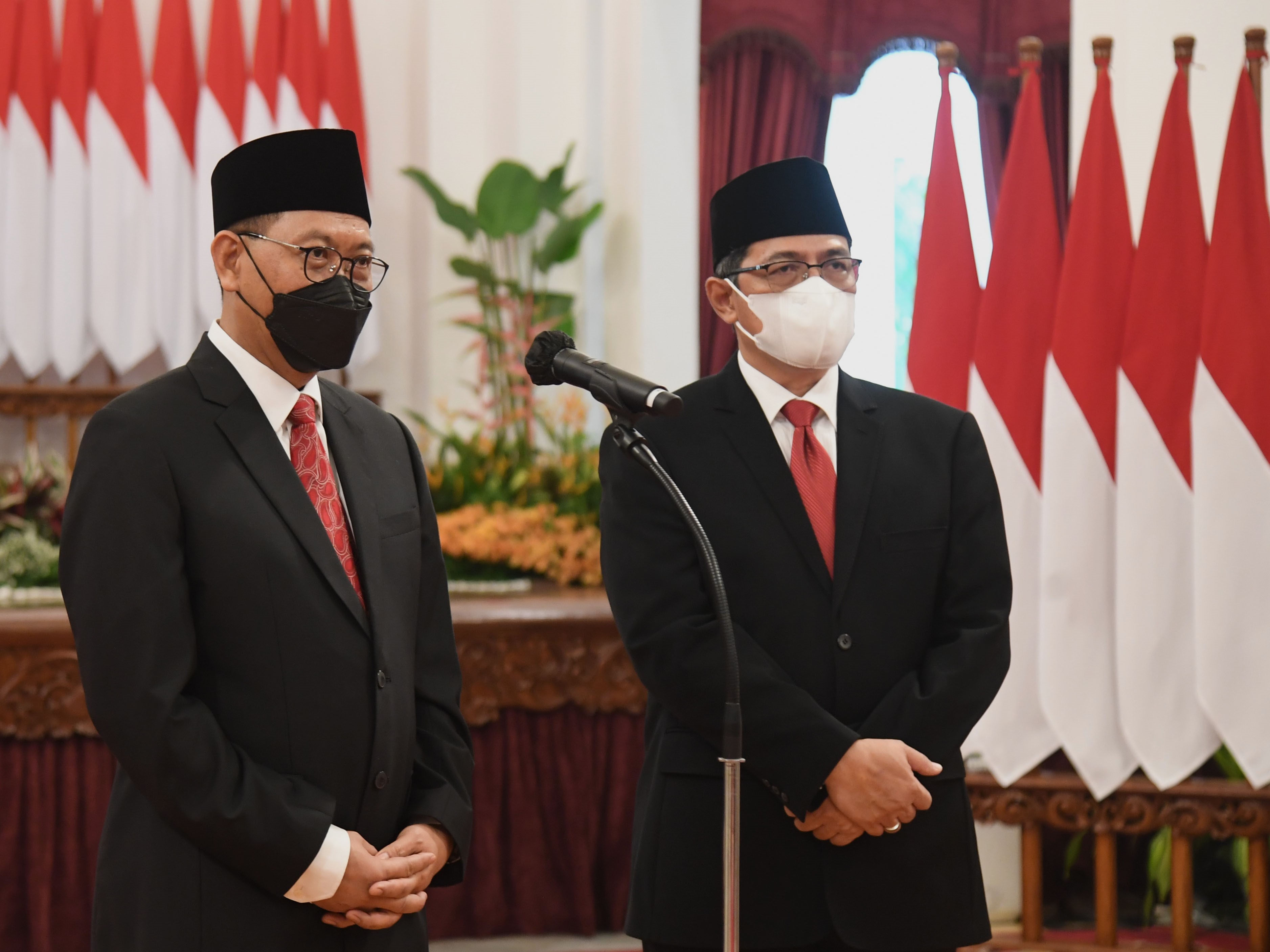 Bambang Susantono (kiri) dan Dhony Rahajoe (kanan) di Istana Negara, Jakarta, Kamis (10/3).