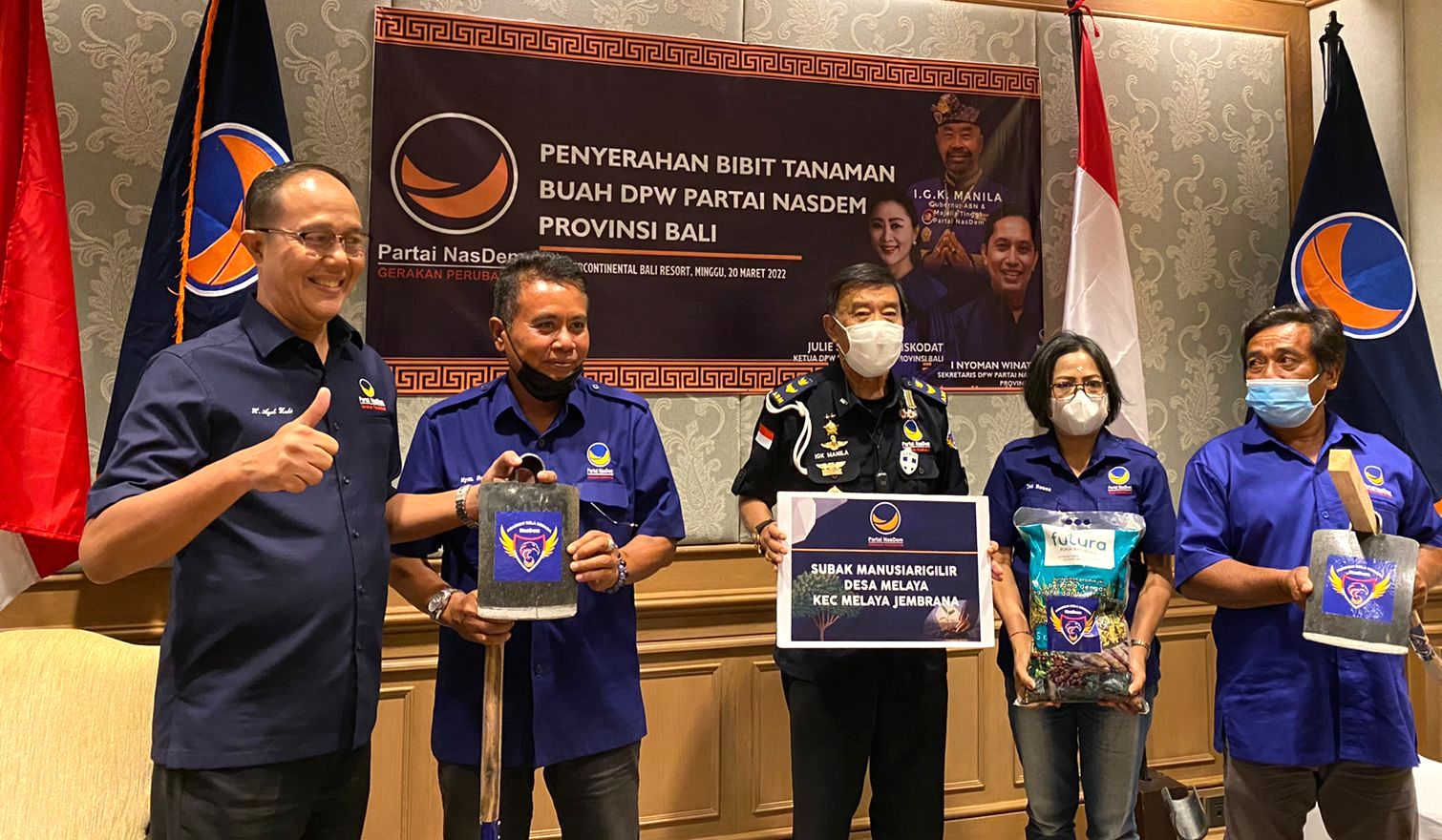 Ayep Zaki (paling kiri) memberikan bibit-bibit dan peralatan pertanian kepada DPW NasDem Bali.