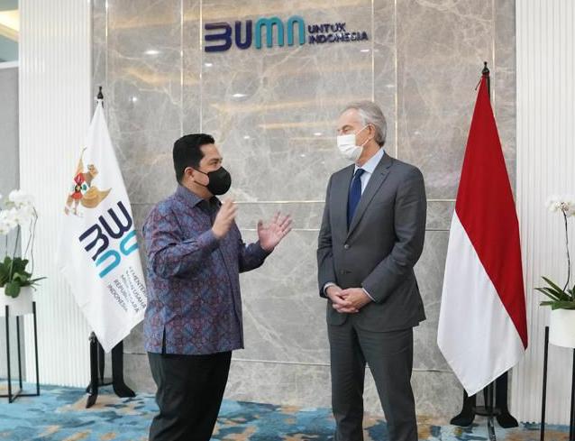 Menteri BUMN Erick Thohir (kiri) dan mantan Perdana Menteri Inggris Tony Blair.