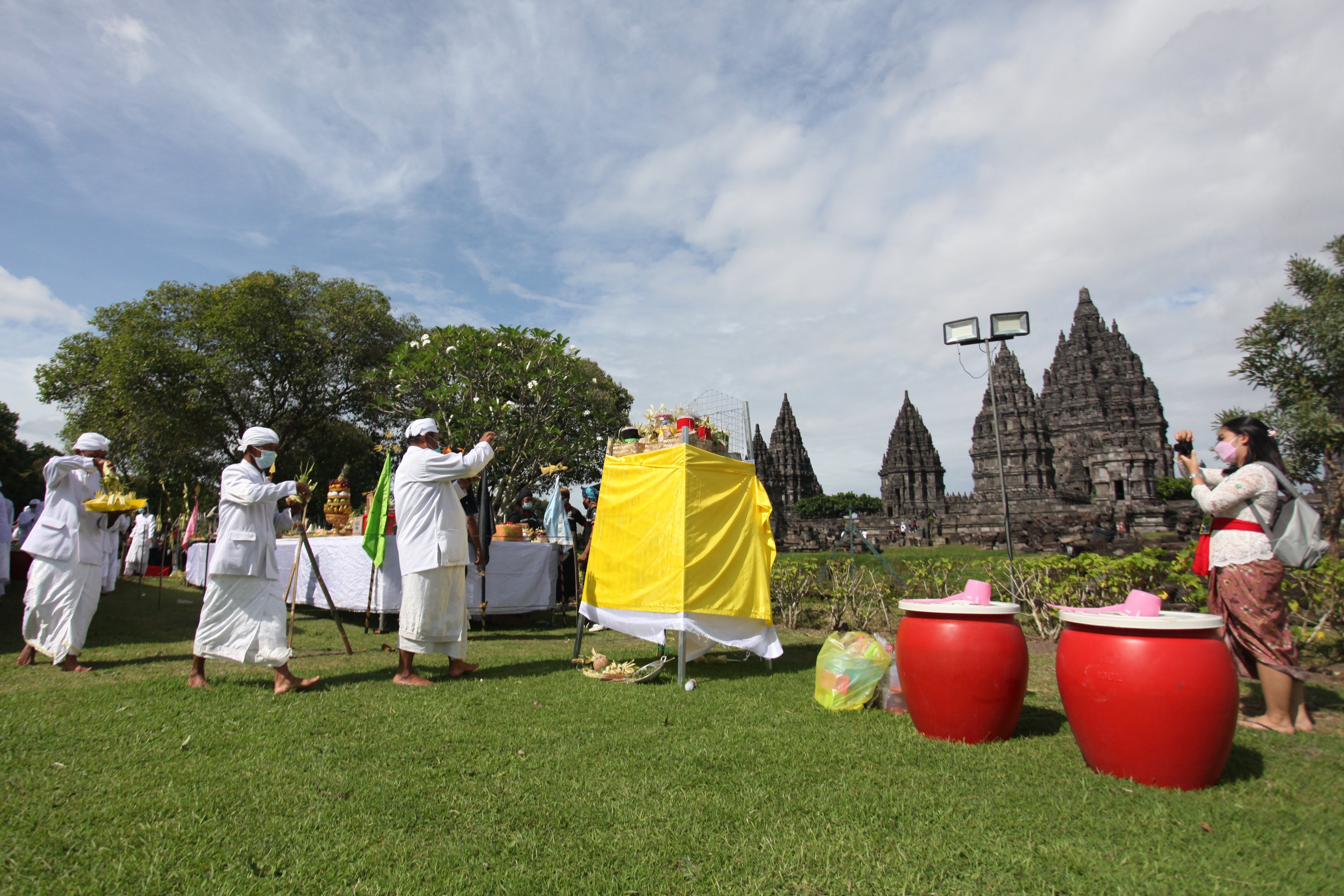Umat Hindu mengikuti prosesi Tawur Agung Kesanga di Komplek Candi Prambanan, Klaten, Jawa Tengah, Rabu (2/3).