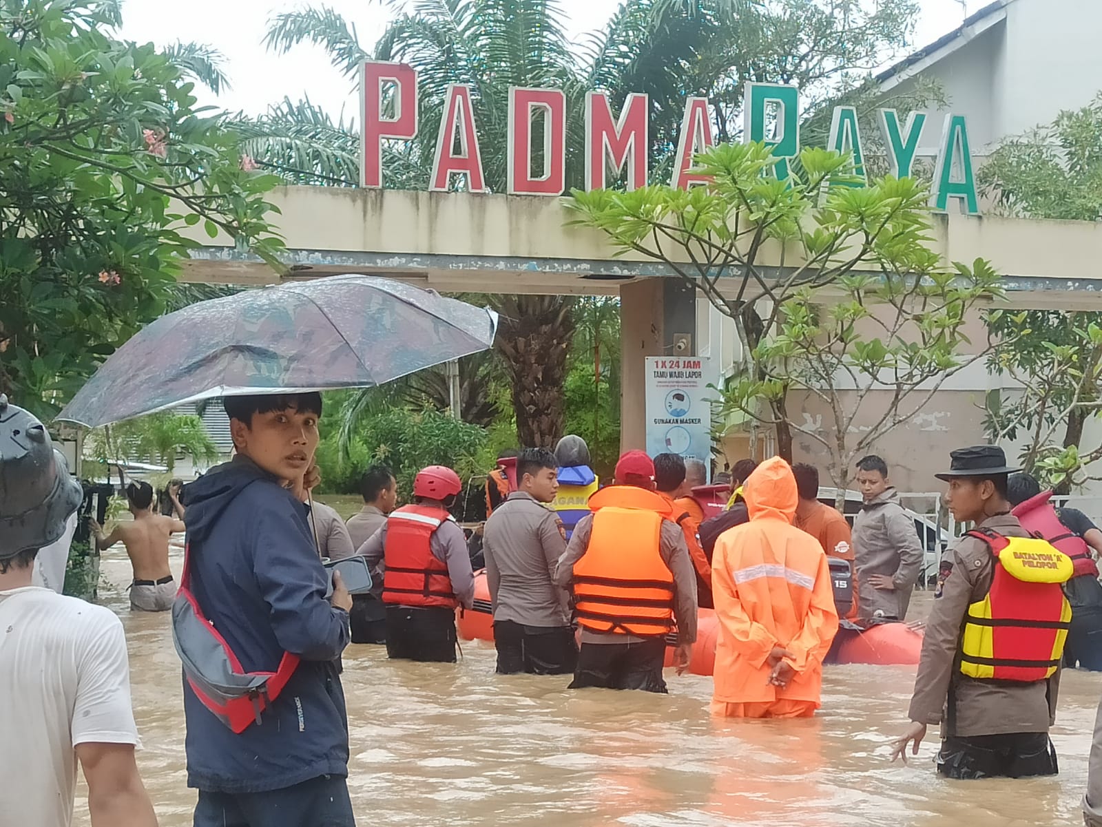 Sungai Cibanten yang membelah Kota Serang, Provinsi Banten meluap, menggenangi sejumlah wilayah di sana.