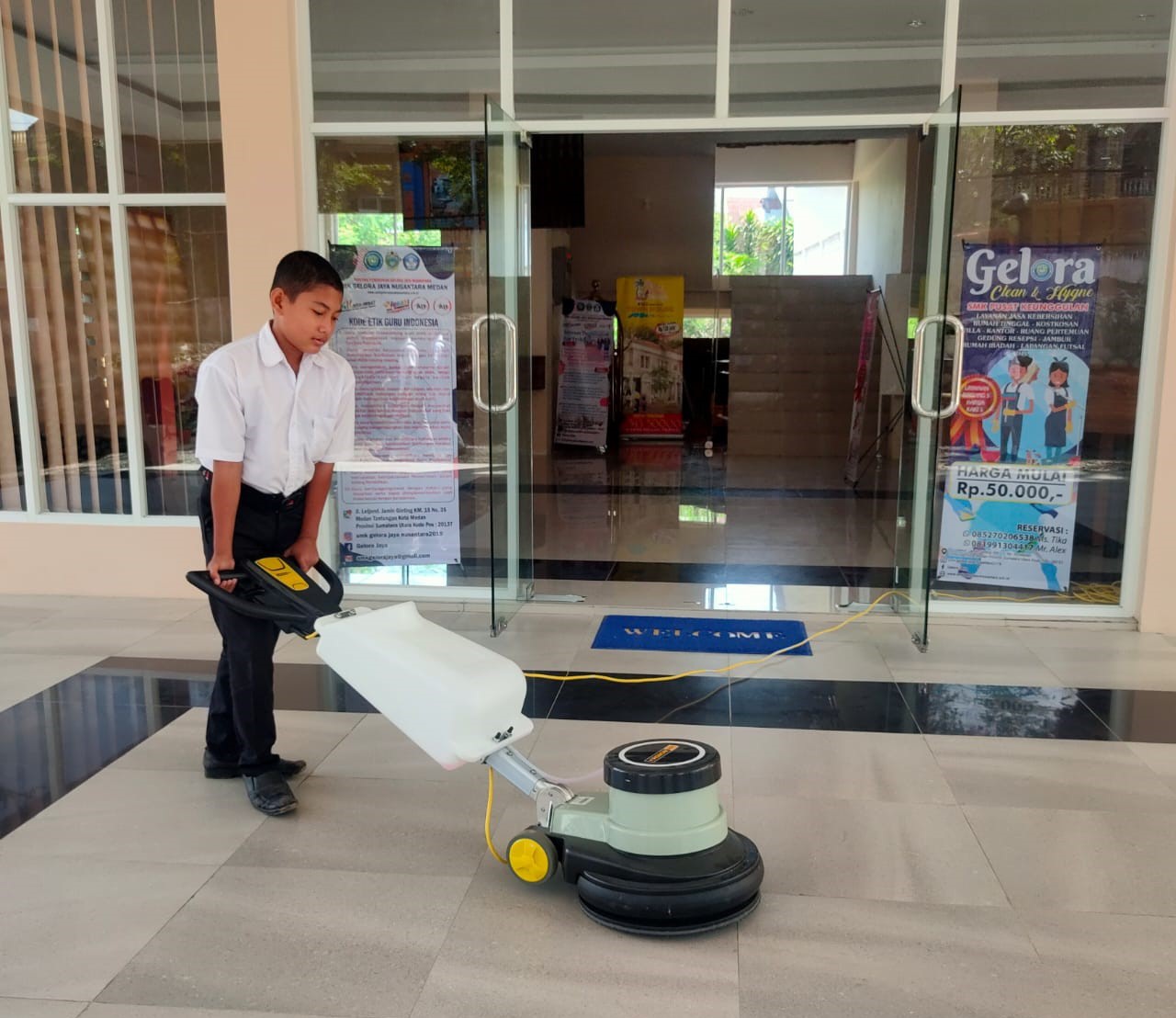 Siswa SMK Global Jaya Nusantara Medan sedang mengerjakan ppraktek hospitality