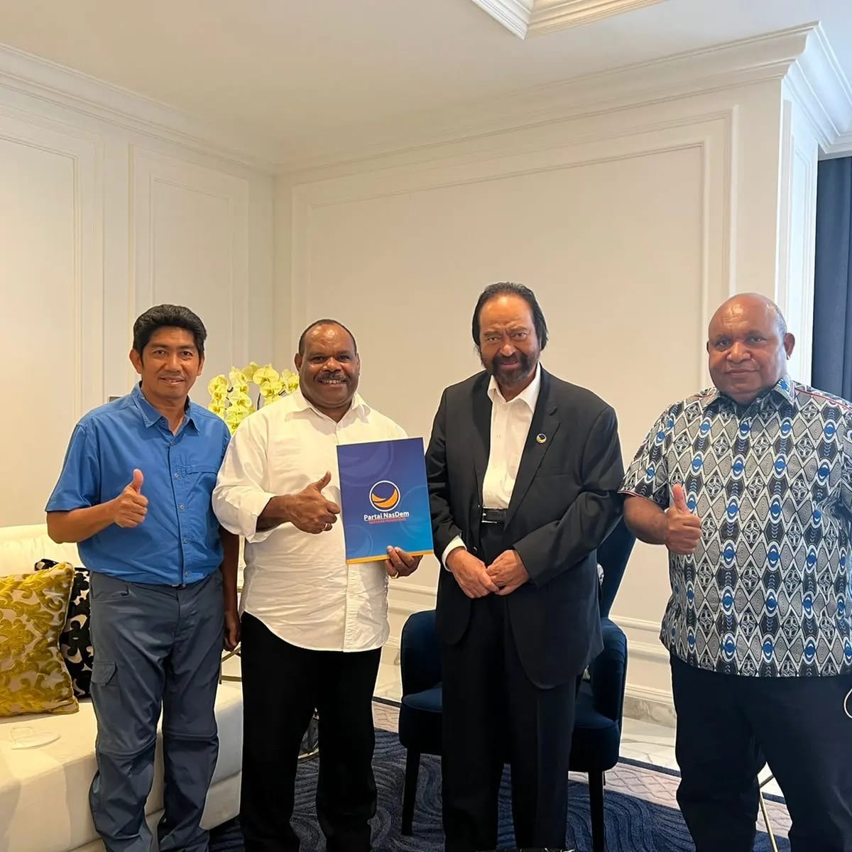 Ketua Umum NasDem Surya Paloh bersama duet Didimus Yahuli dan Esau Miram yang akan memimpin NasDem Yahukimo