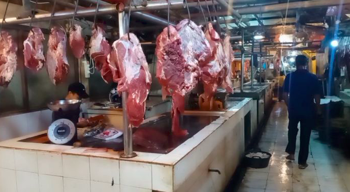 Banyak pedagang terpaksa berhenti berjualan sementara karena tidak memiliki modal berdagang akibat sepinya pembeli.