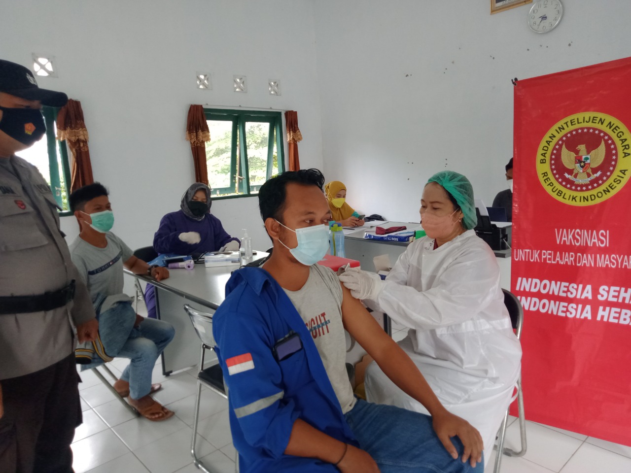 Badan Intelejen Negara Daerah NTT menggencarkan vaksinsi covid-19 dengan memberi migor seliter bagi warga yang mau divaksin.