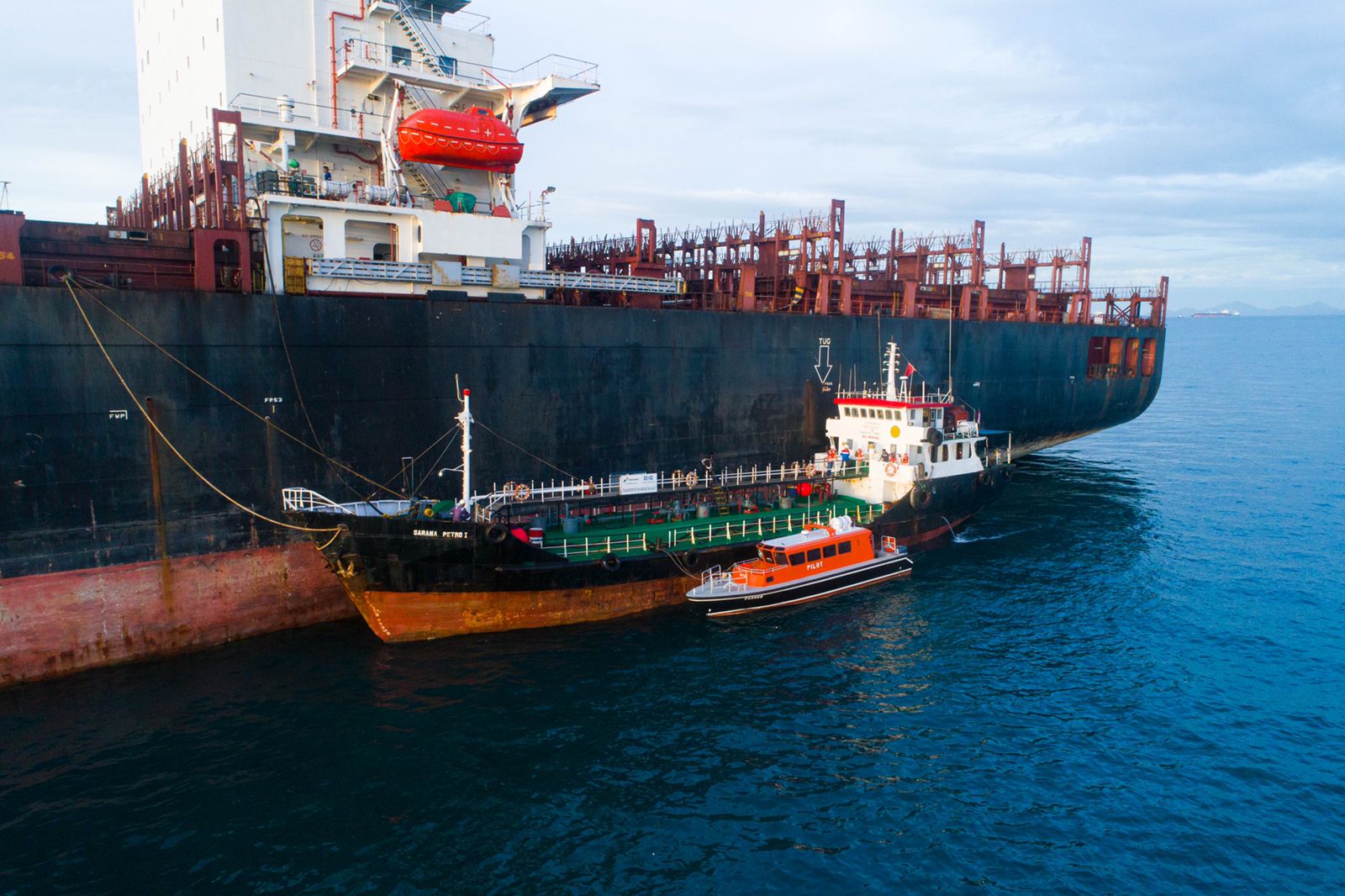 Pengisian BBM Kapal laut