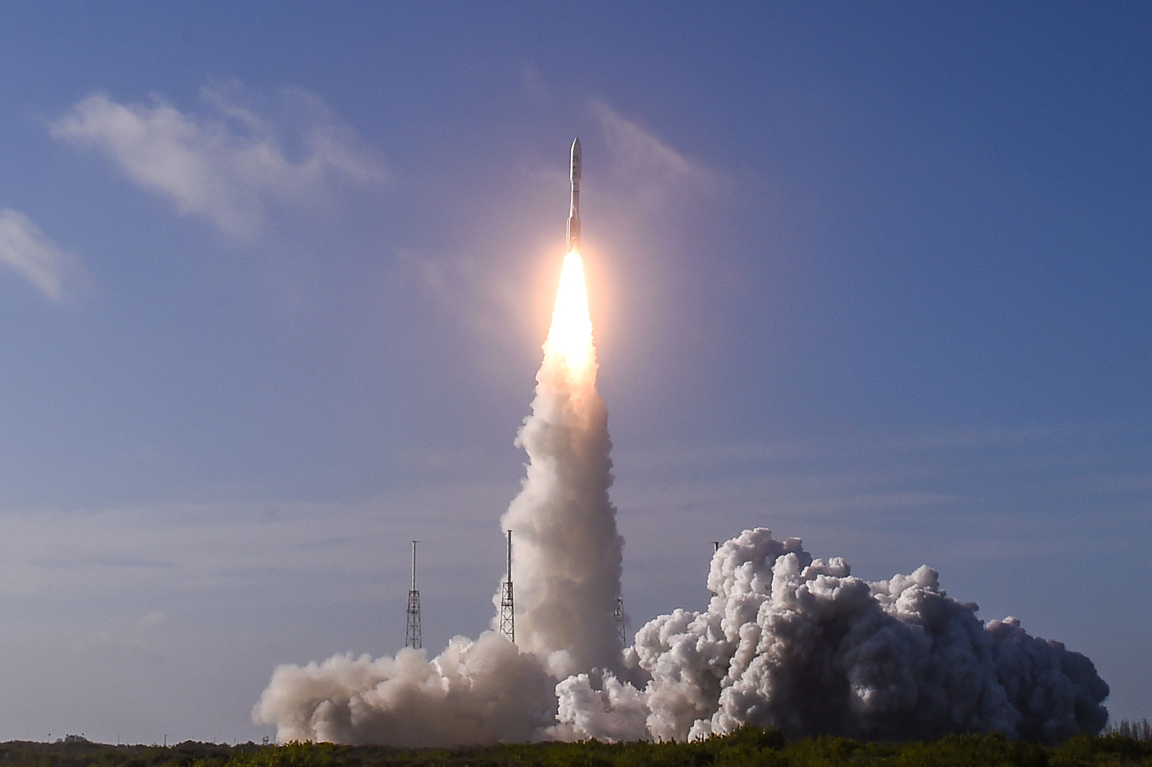 Ilustrasi peluncuran roket yang membawa satelit ke luar angkasa.