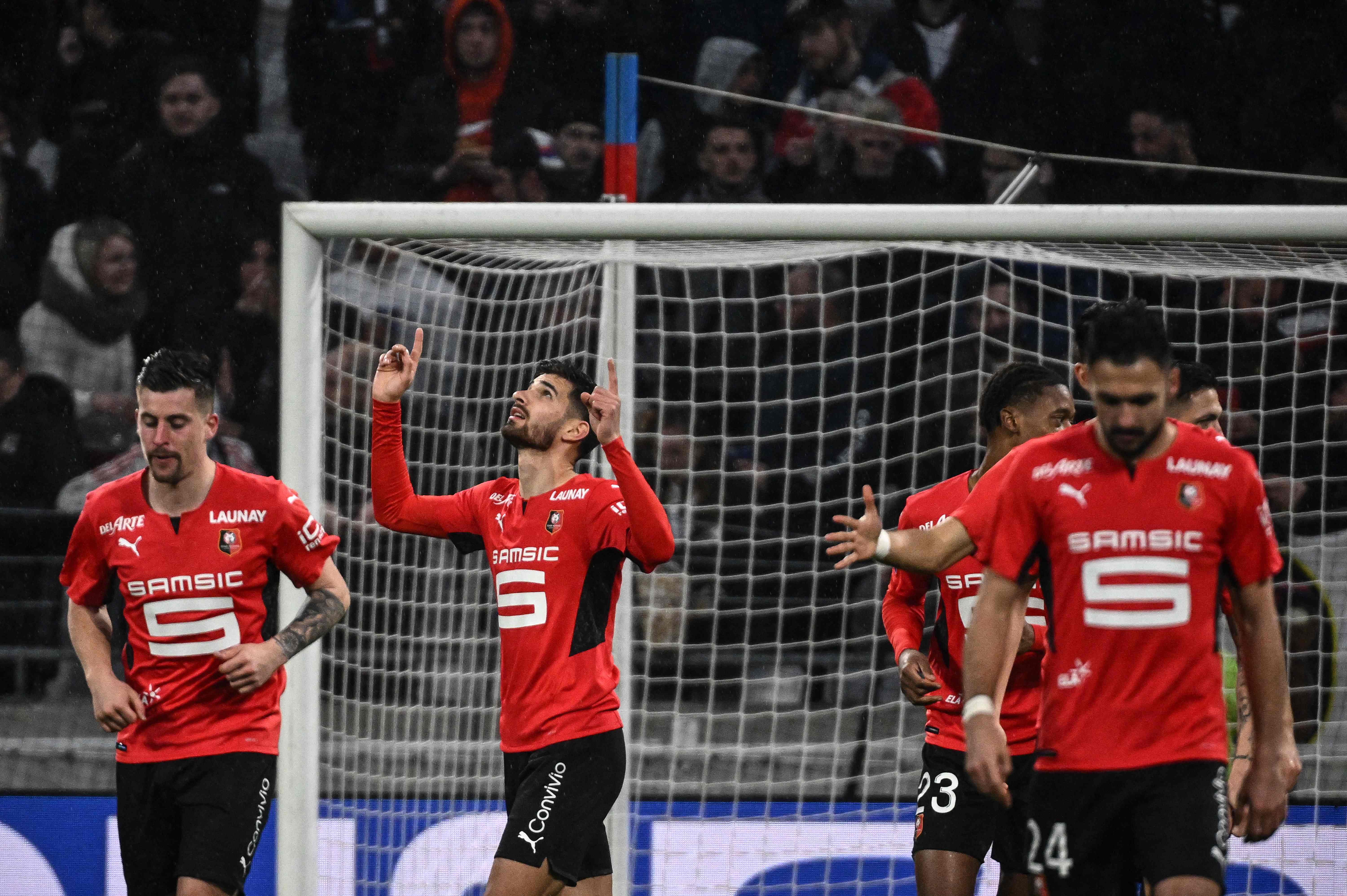 Para pemain Rennes melakukan selebrasi usai mencetak gol ke gawnag Lyon di laga Ligue 1.