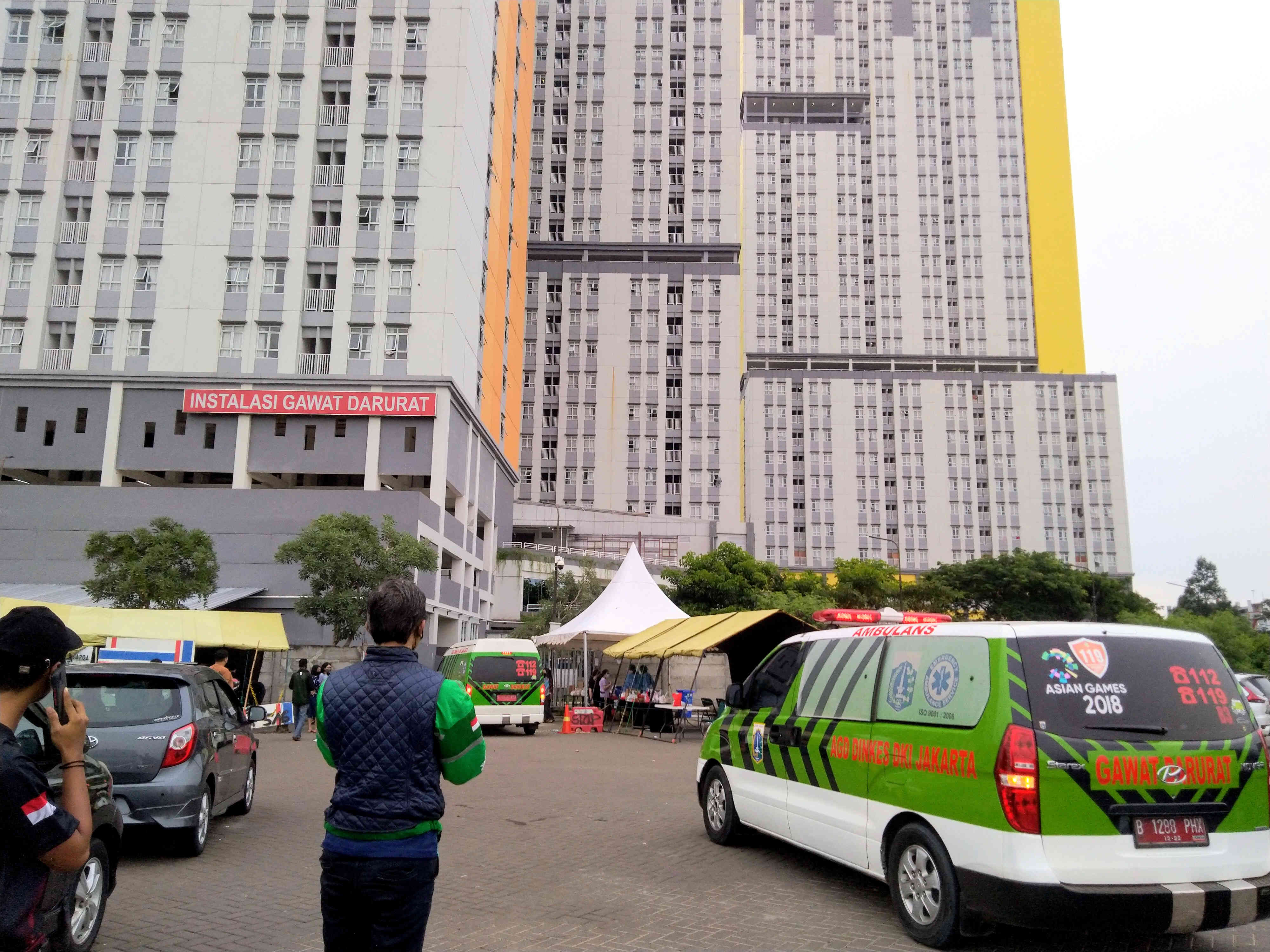 Pasien berdatangan ke RSD Wisma Atlet Kemayoran