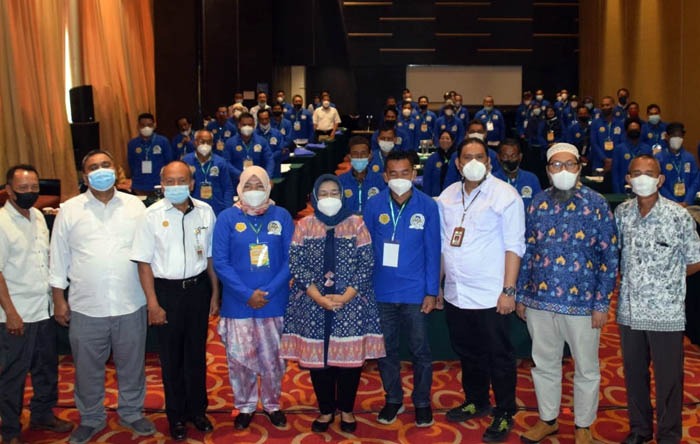 Kepala SMKPPN Sembawa, Yudi Astoni (ke-3 kanan) dan Anggota Komisi IV DPR, Sri Kustina (ke-5 kiri)