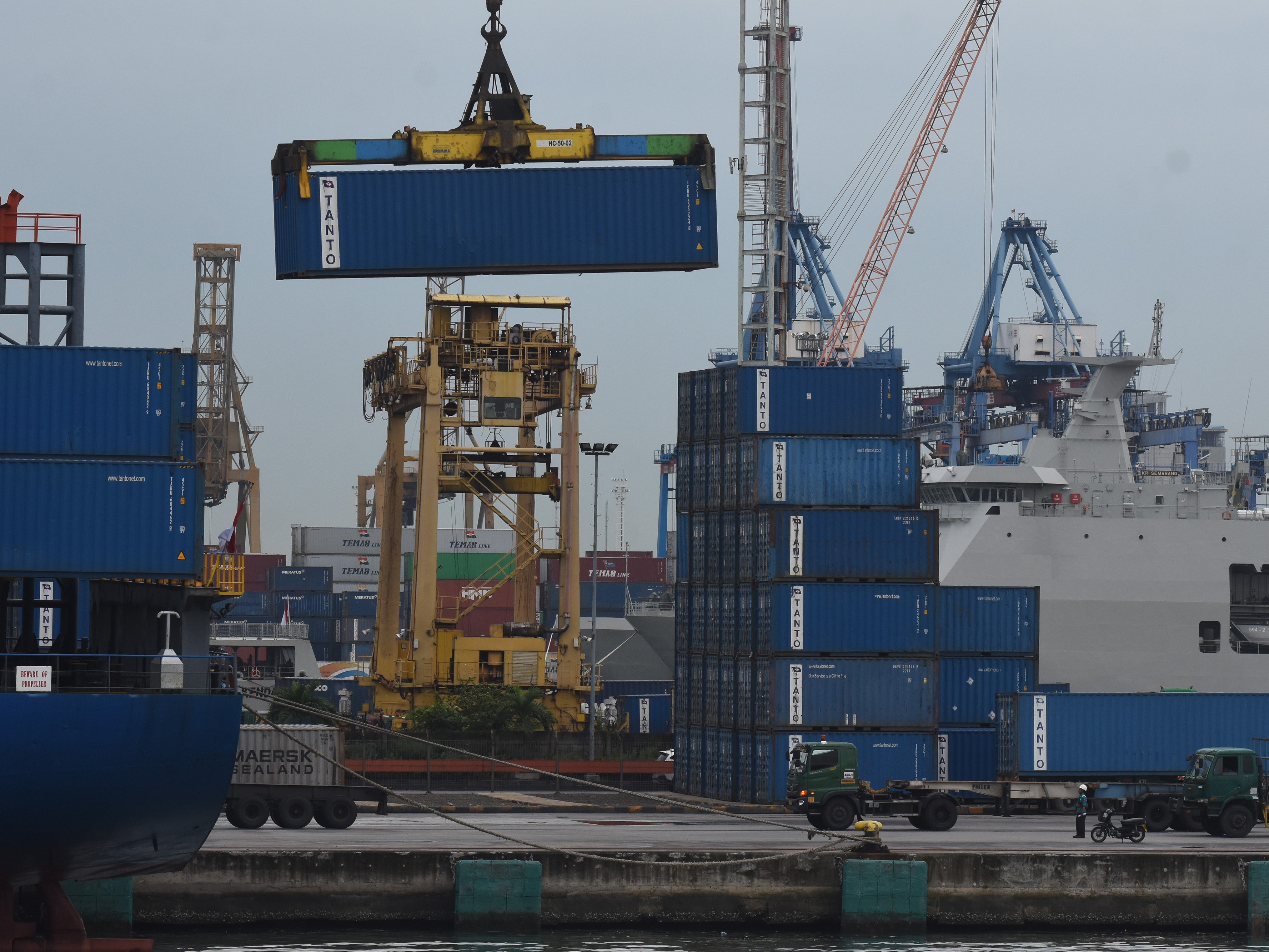 Pekerja mengawasi bongkar muat peti kemas di Pelabuhan Tanjung Priok, Jakarta Utara, Kamis (20/1/2022). 