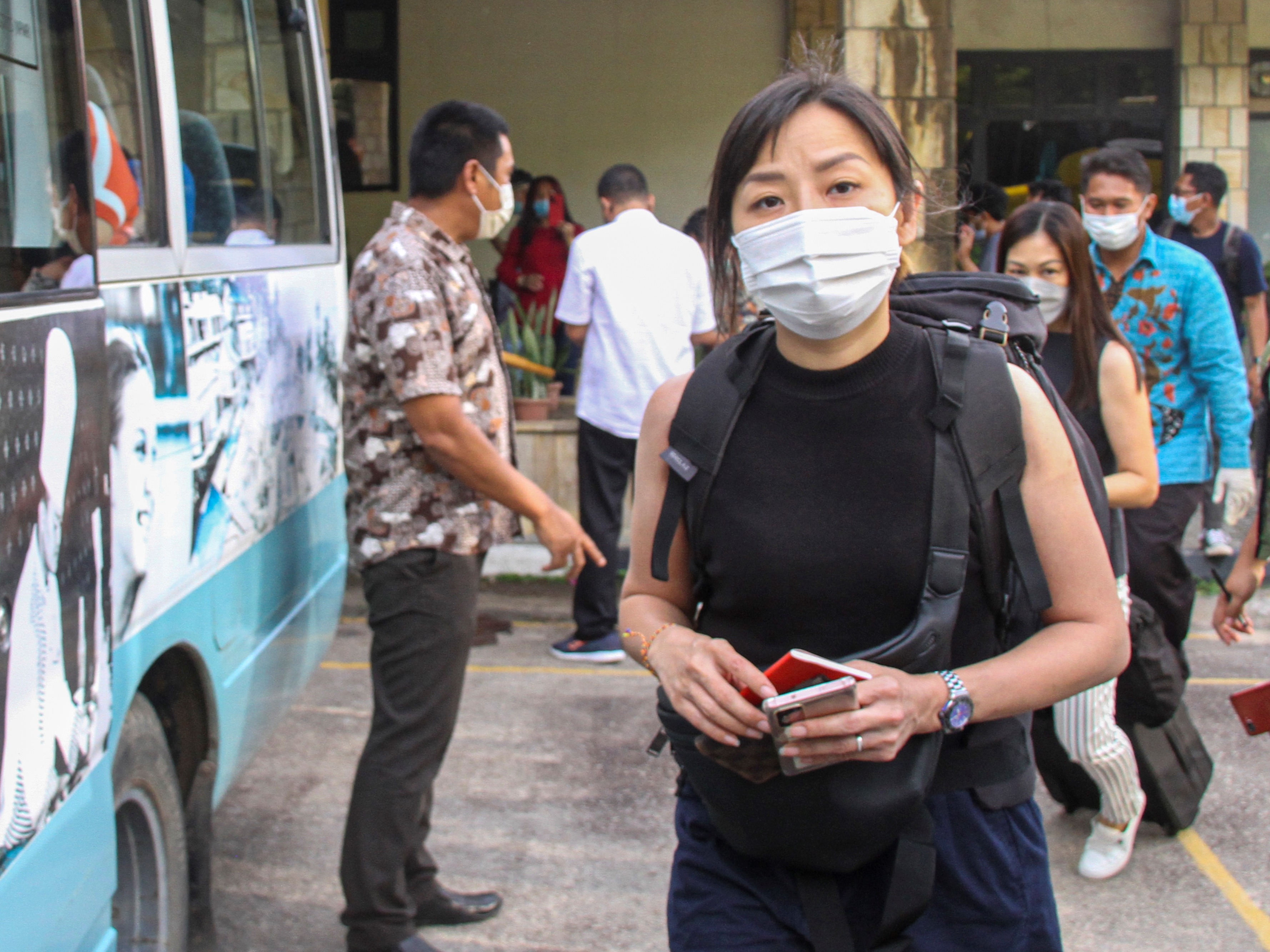 Sejumah wisatawan Singapura berjalan menuju bus pariwisata setibanya di Pelabuhan Ferry Internasional Nongsapura, Batam, Kepri, Rabu (23/2).