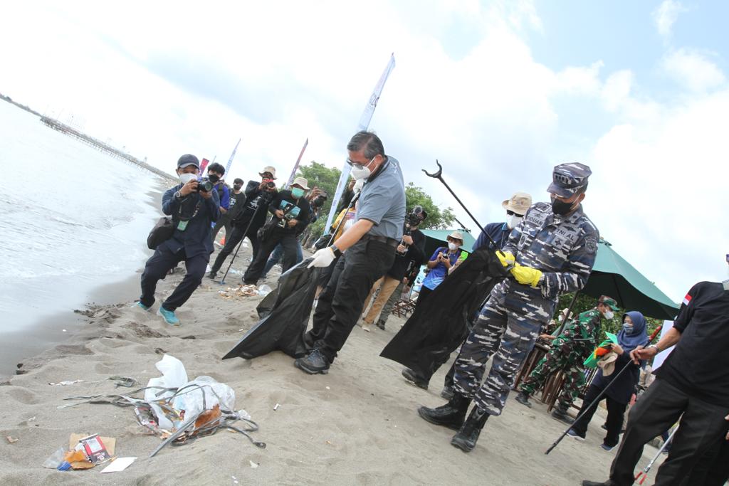 Kegiatan bersih pantai di Tanjung Pesisir.