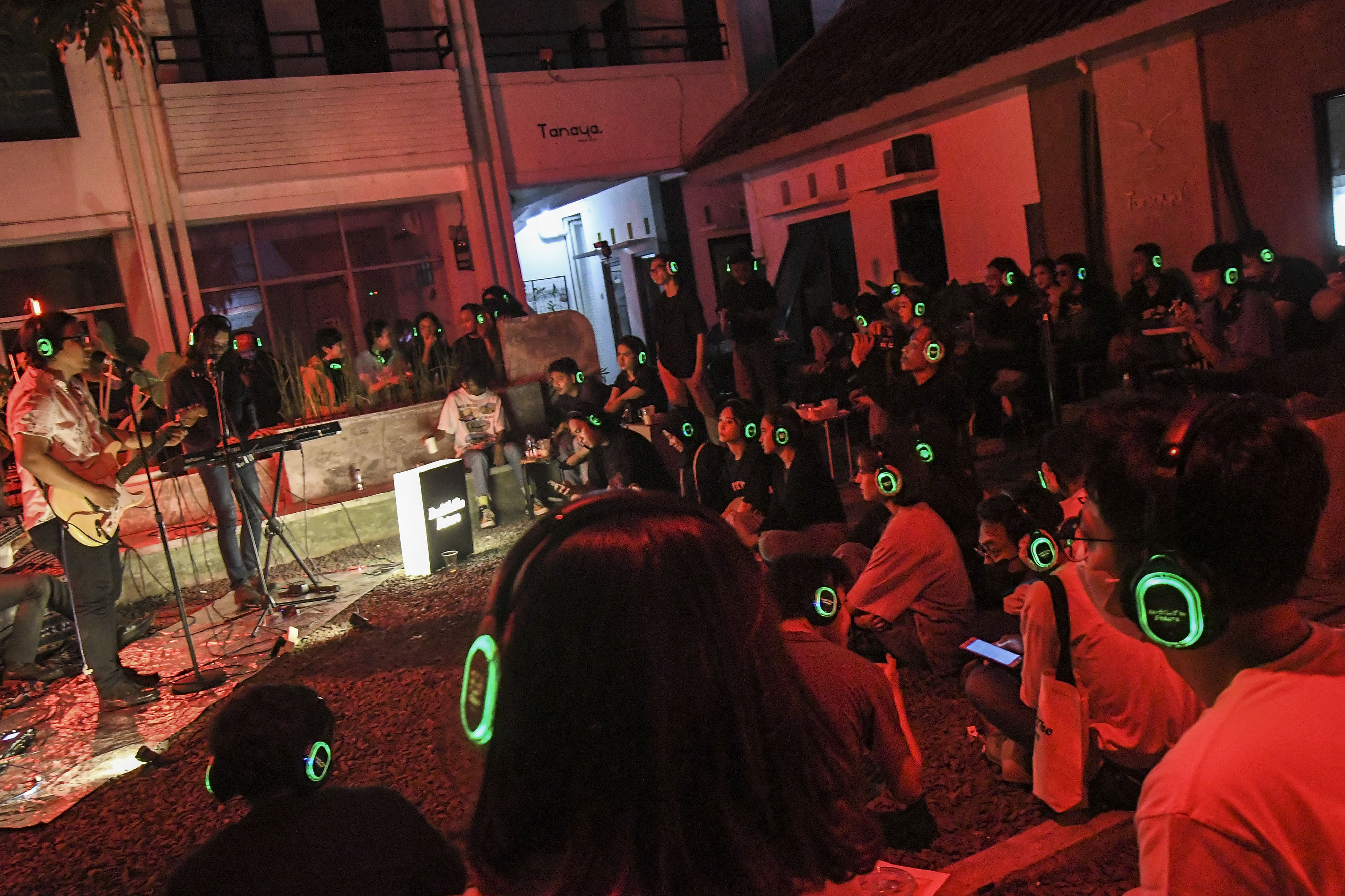 Ilustrasi: Pertunjukkan musik di kafe