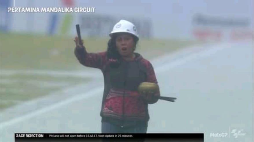 Perempuan yang belakangan diketahui bernama Rara Isti Wulandari itu muncul dari arah barat sirkuit atau jalur masuk pit lane. 