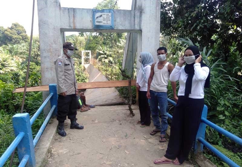 Jembatan gantung yang menghubungkan Desa Rantaubenar dengan kawasan Bukit Kausar,
