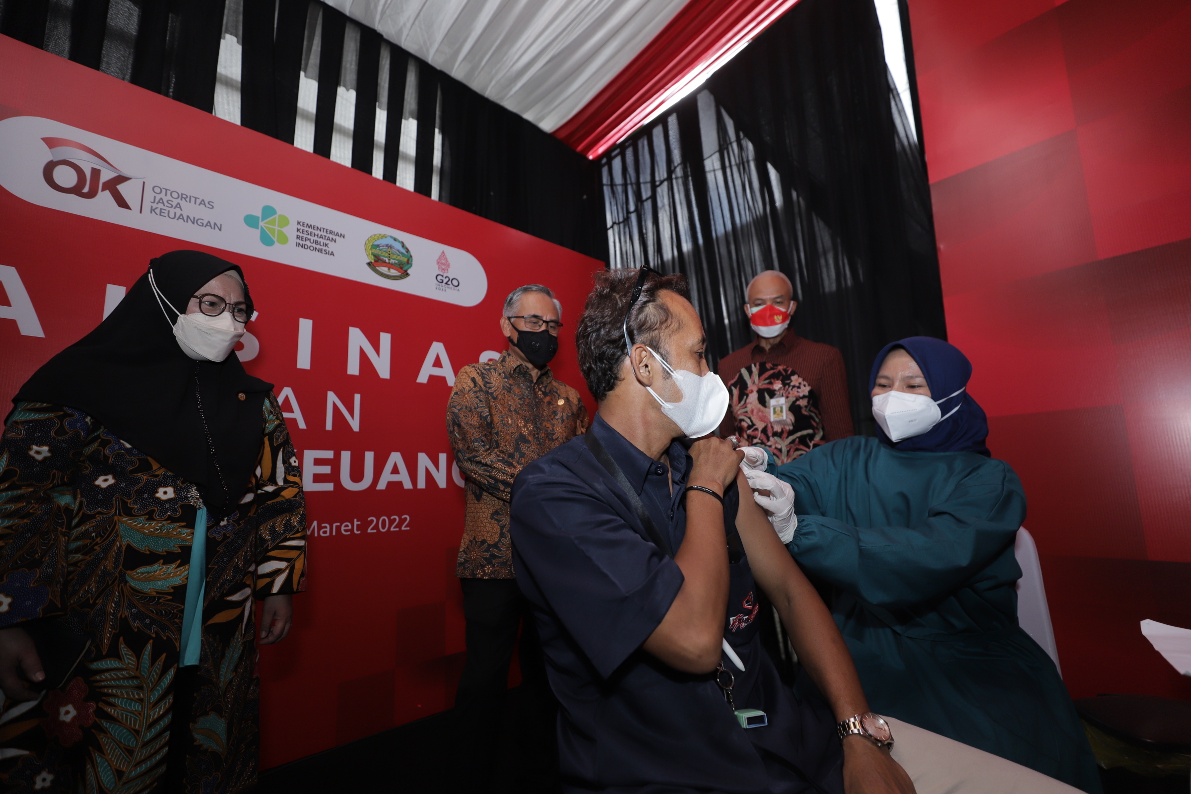 Pemberian vaksinasi covid-19 yang diinisiasi OJK di Puskesmas Purwokerto Utara 1, Kabupaten Banyumas, kemarin.