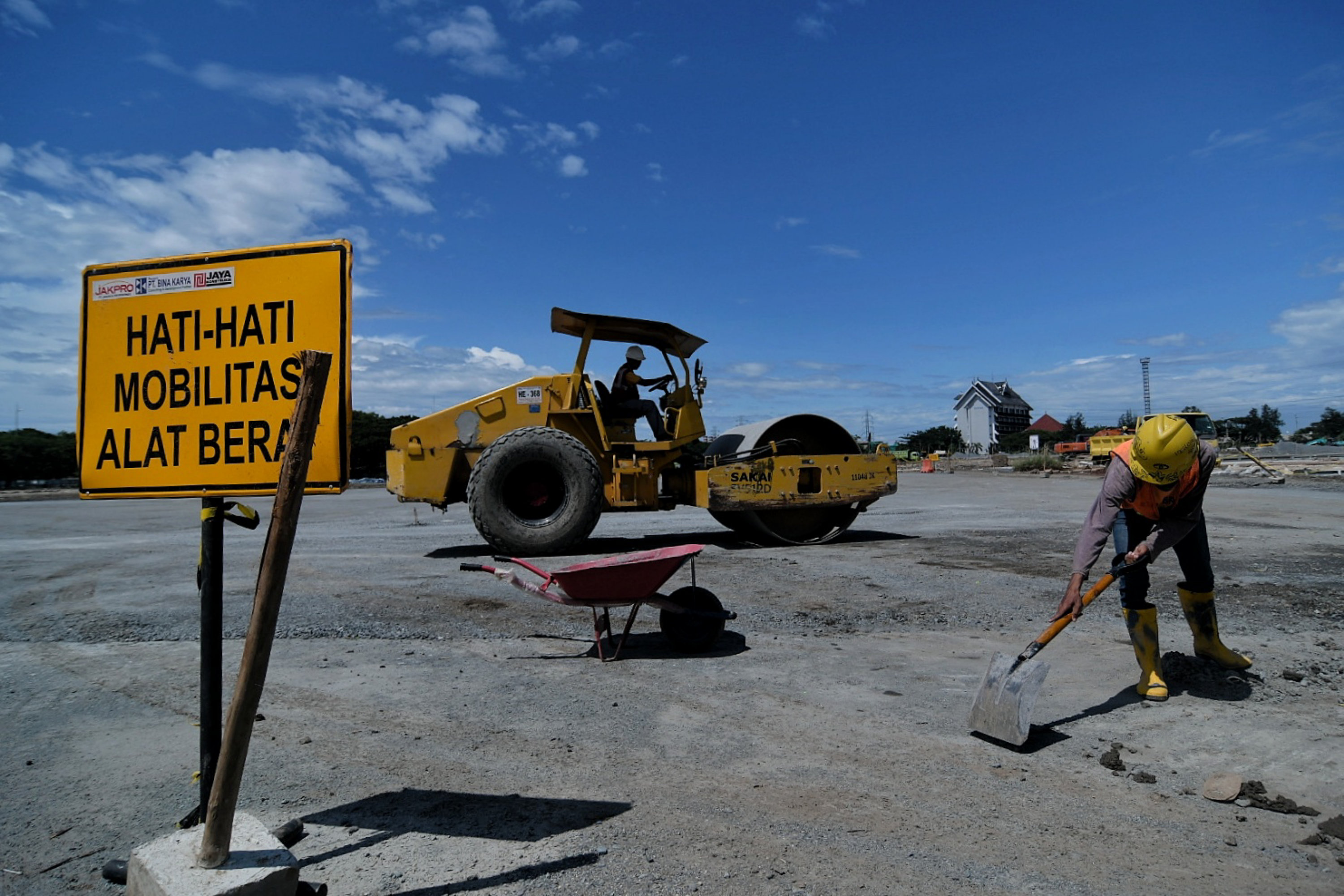 Aktivitas pekerja dalam proyek pembangunan sirkuit Formula E di kawasan Ancol, Jakarta.