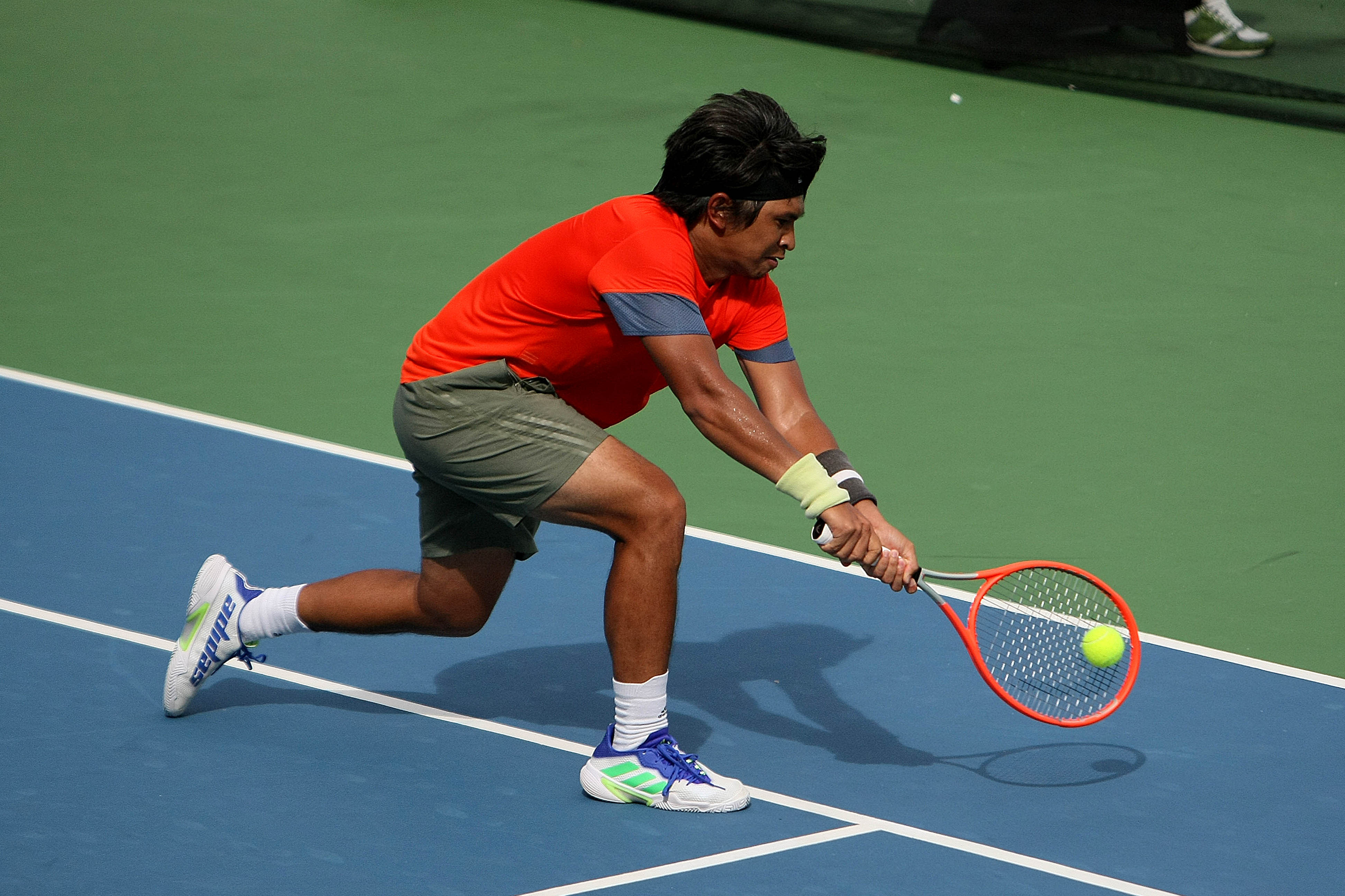 Aksi pengembalian bola oleh Christopher Rungkat di satu pertandingan.   